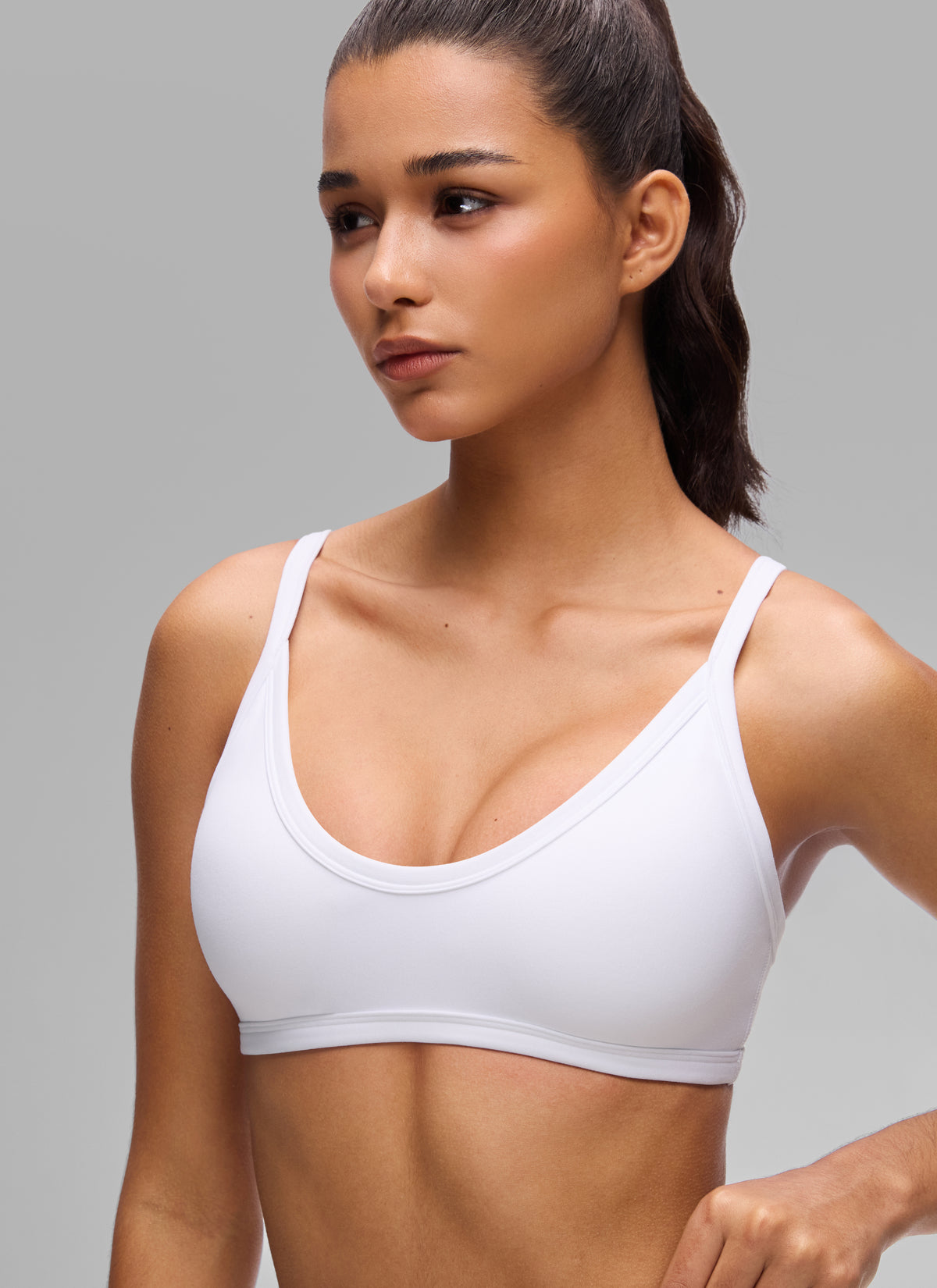 CRZ YOGA Butterlift Reggiseni sportivi da allenamento da donna con doppio rivestimento e scollo a V, bianchi @model_info:A