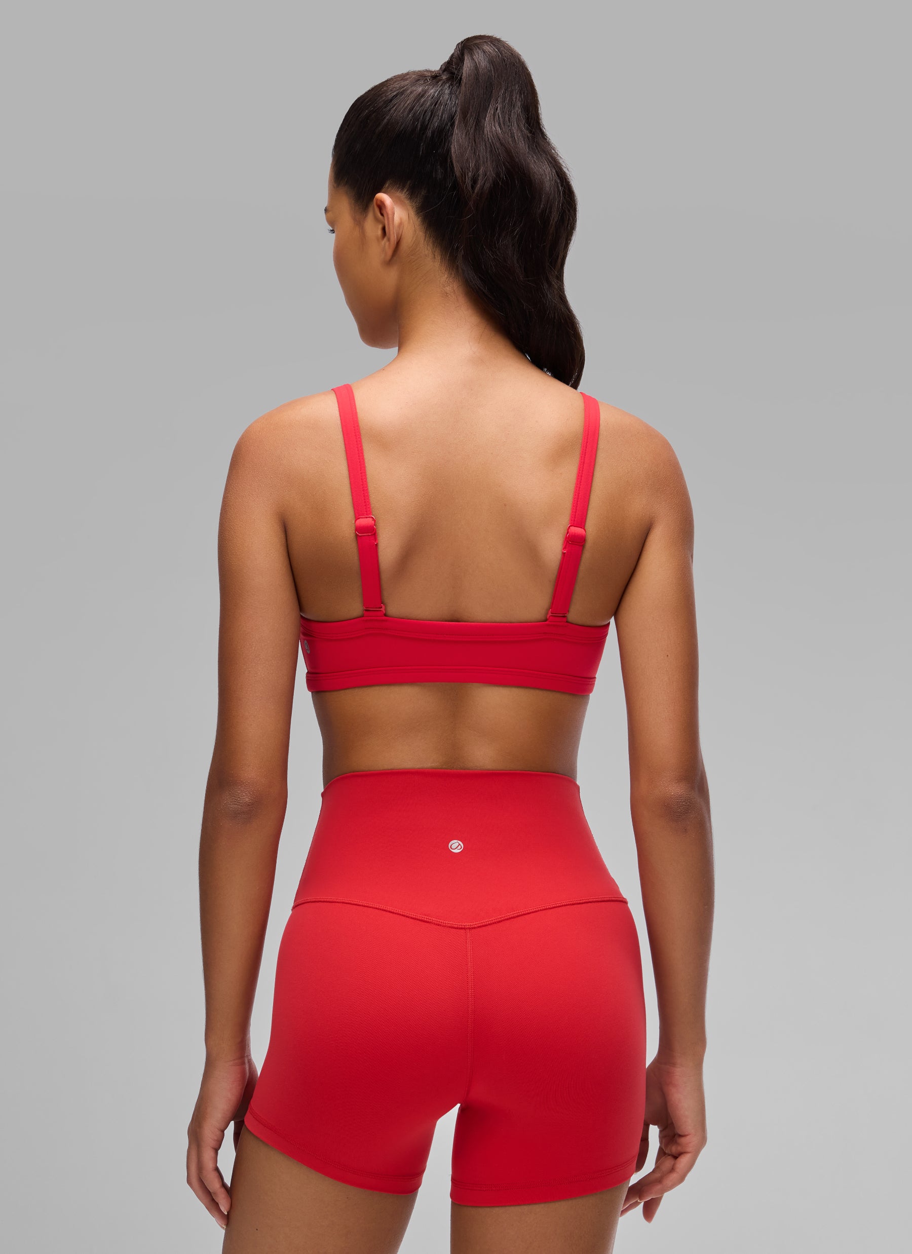 CRZ YOGA Butterlift Reggiseni sportivi da allenamento da donna con doppio rivestimento e scollo a V, colore rosso Aurora @model_info:A
