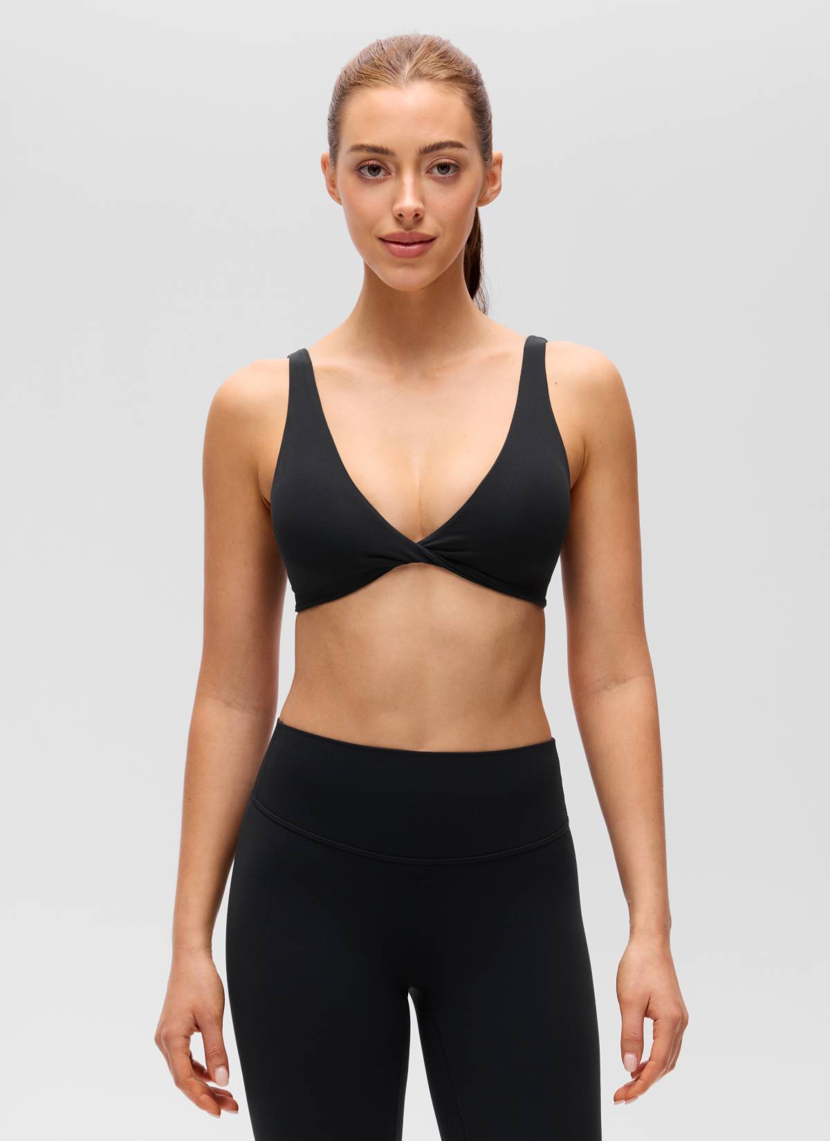 CRZ YOGA Women's Butterluxe Yoga Twist V Neck U Back Sports Bra Black @model_info:Lary