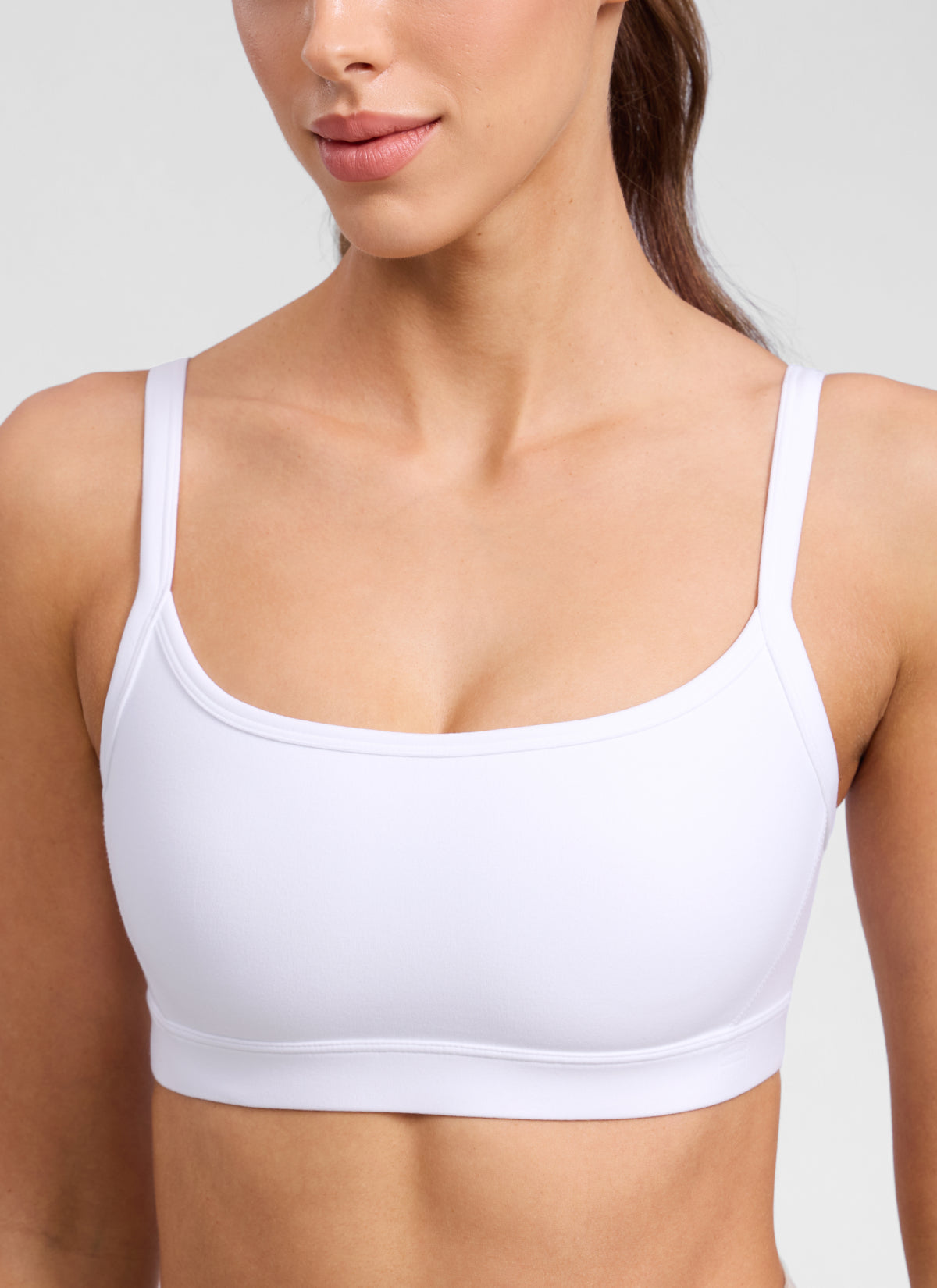 CRZ YOGA Sujetador deportivo Butterlift de entrenamiento con cuello redondo y doble forro para mujer, Blanco
