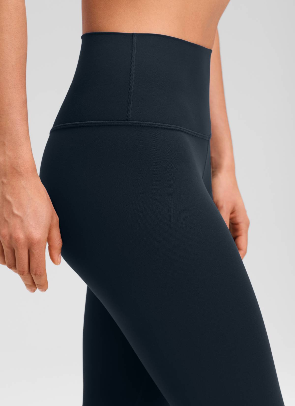 Leggings de yoga Butterluxe de talle alto para mujer CRZ YOGA de 58 cm en azul marino (True Navy) @model_info:Larissa