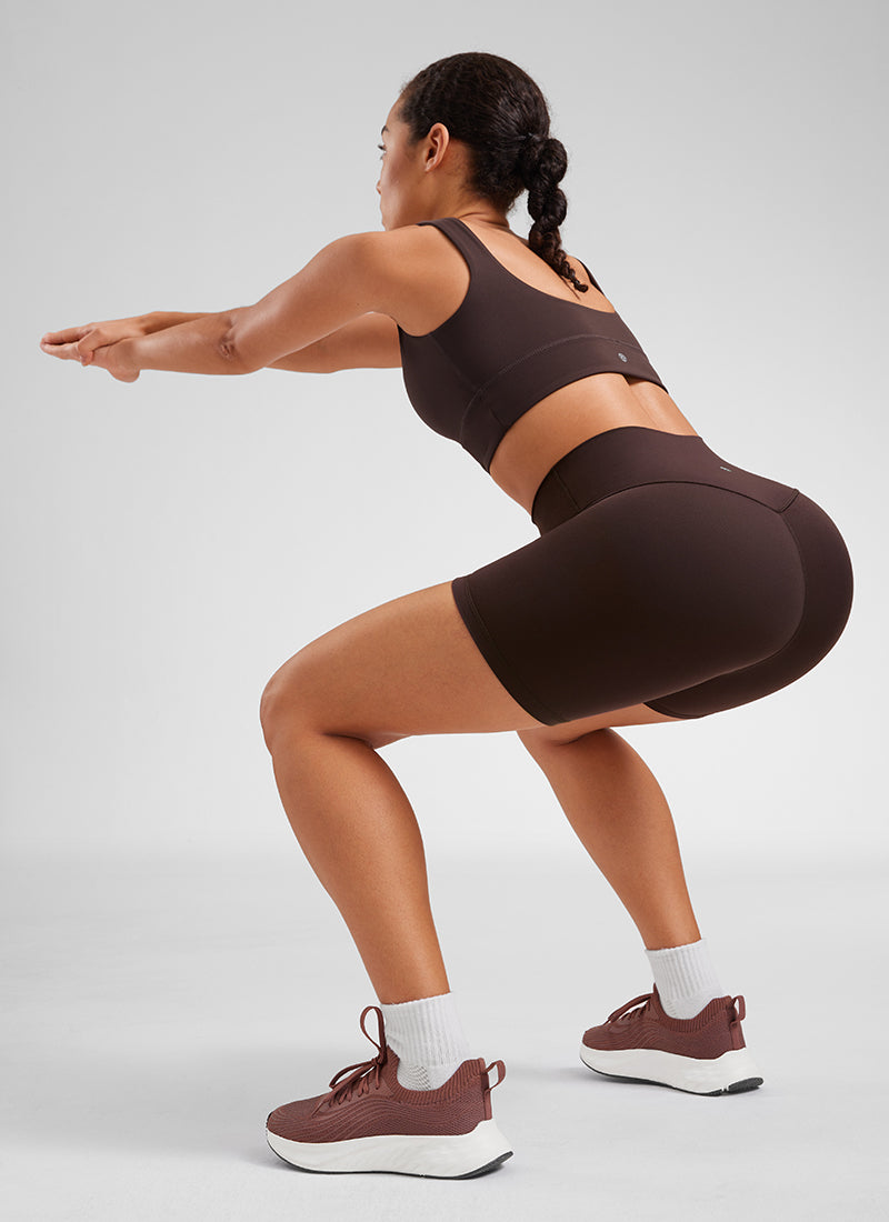 CRZ YOGA: Pantalones cortos de yoga de talle alto para mujer, modelo « Butterluxe », 6'' (color «Hot Fudge Brown») @model_info:Fiona