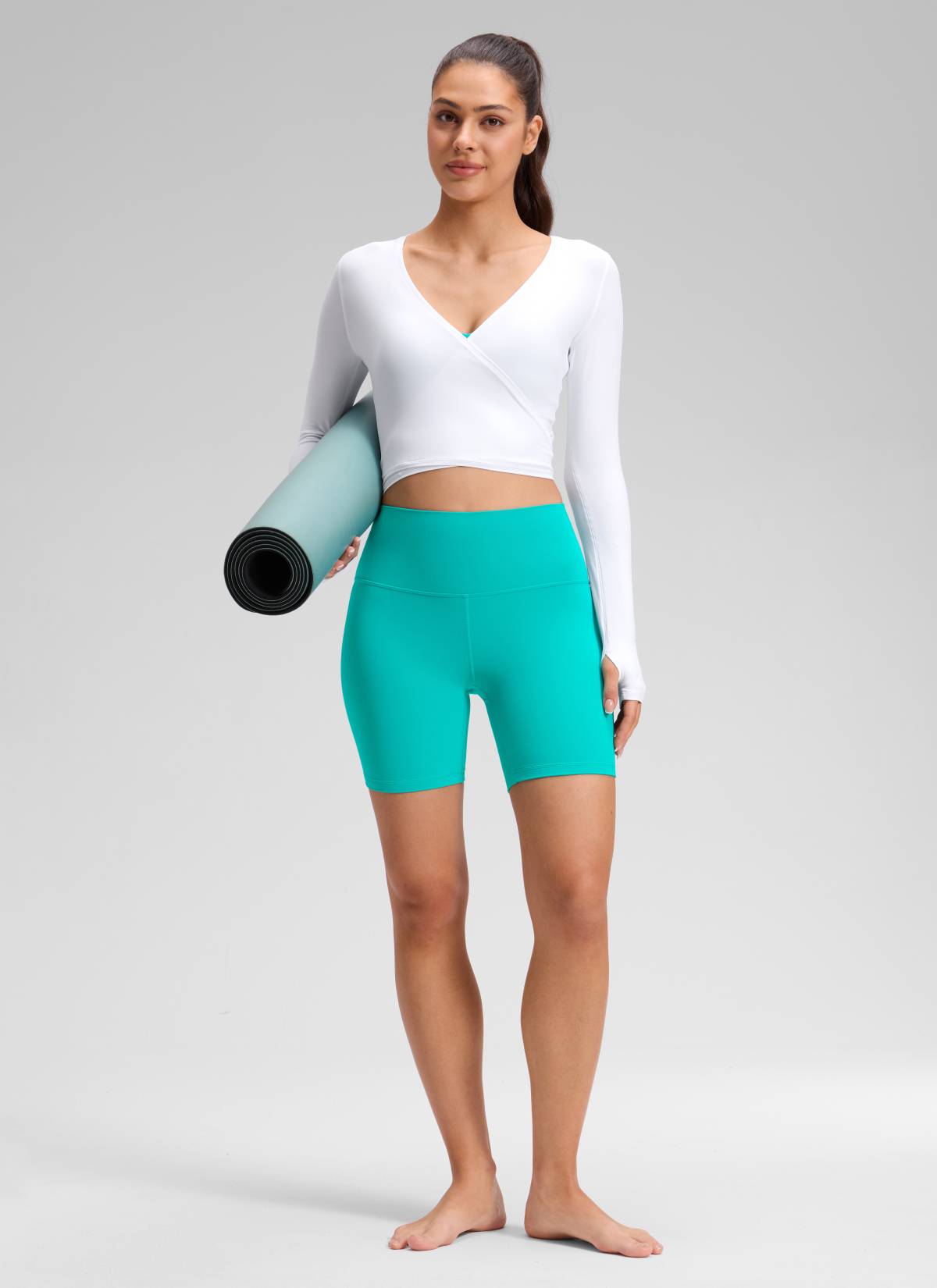 CRZ YOGA: Pantalones cortos de yoga de talle alto para mujer, modelo « Butterluxe », 6'' en color «Tropics Teal» @model_info:Milena