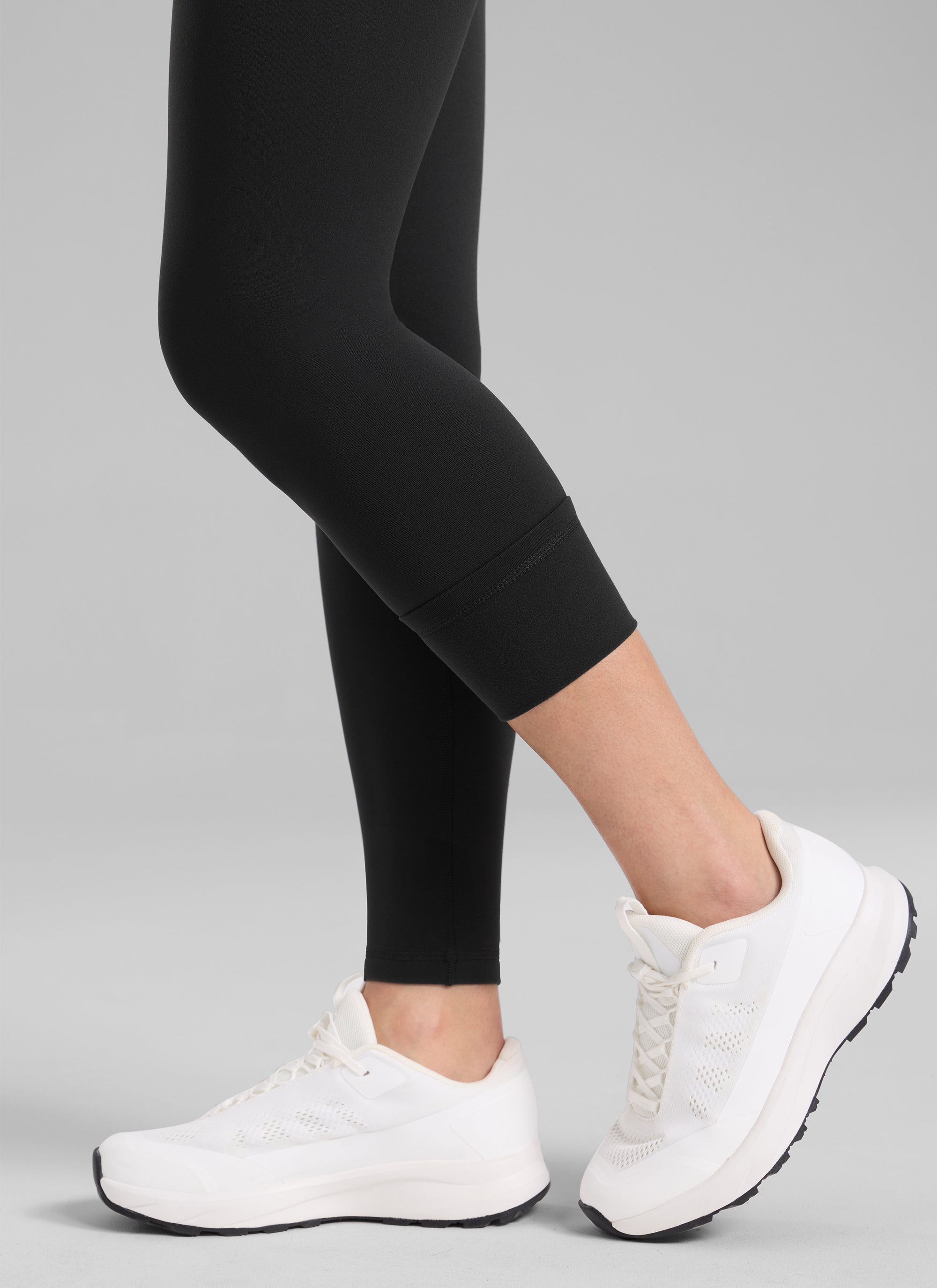 CRZ YOGA Women's Fleece Lined Casual High Rise Legging 28'' Black @model_info:Bruna