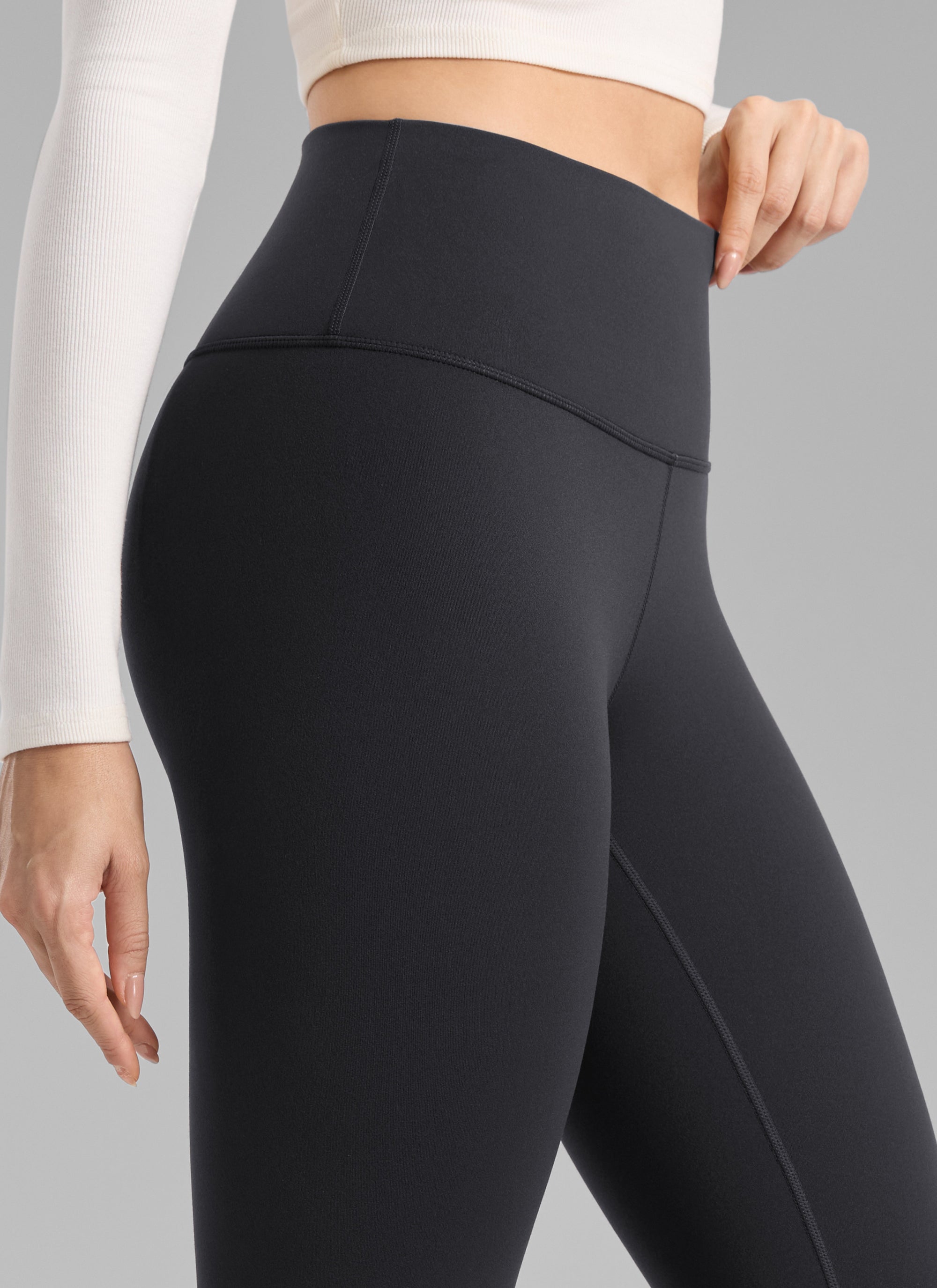 CRZ YOGA Women's Fleece Lined Casual High Rise Legging 28'' Ink Gray @model_info:Bruna