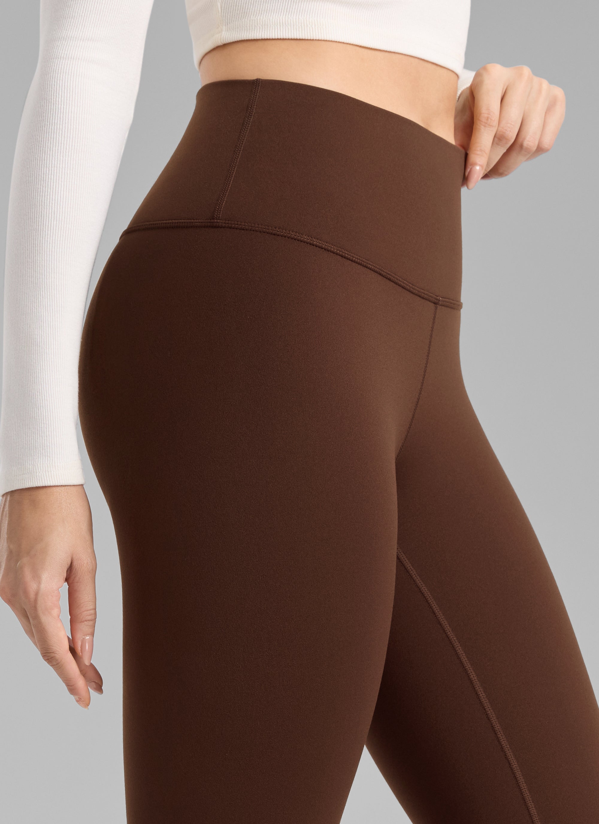 CRZ YOGA Women's Fleece Lined Casual High Rise Legging 28'' Lava Brown @model_info:Bruna