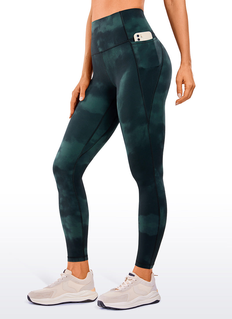 CRZ YOGA Dámske jógové a voľnočasové legíny s vysokým pásom Butterluxe s vreckami 64 cm Emerald Green Tie-Dye Flowers