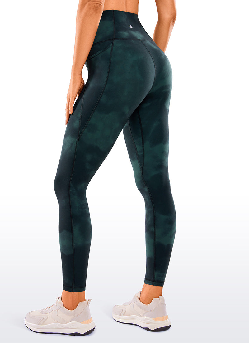 CRZ YOGA Dámske jógové a voľnočasové legíny s vysokým pásom Butterluxe s vreckami 64 cm Emerald Green Tie-Dye Flowers