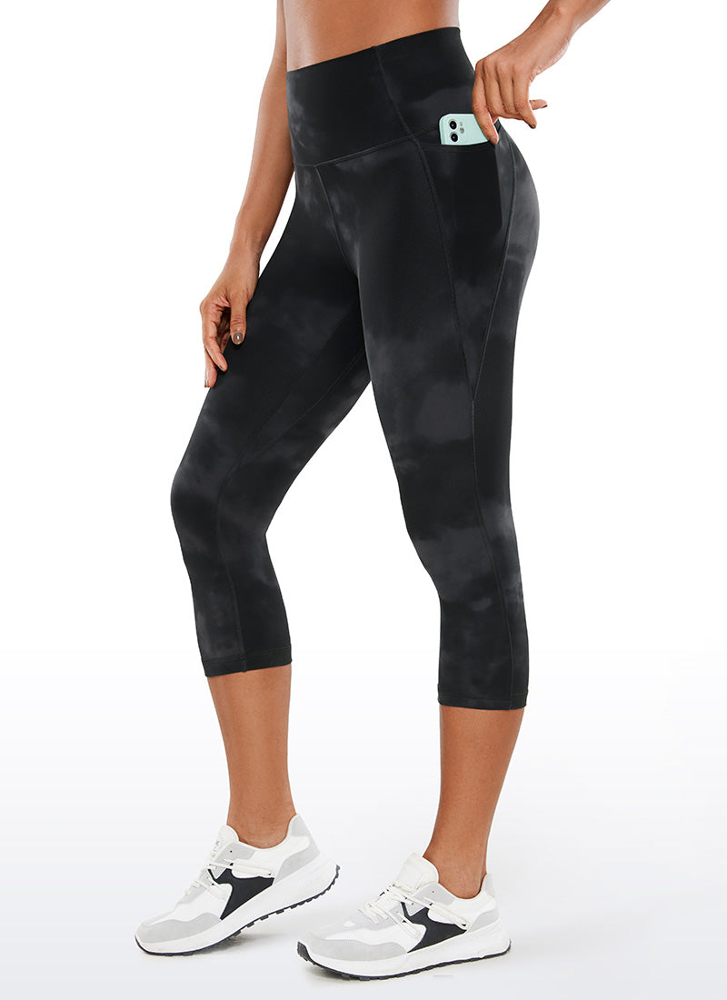 CRZ YOGA Naisten Butterluxe -korkeavyötäröiset capri-leggingsit, joissa taskut, 19'' mustat, tie-dye-kukkakuvio @model_info:Gigi