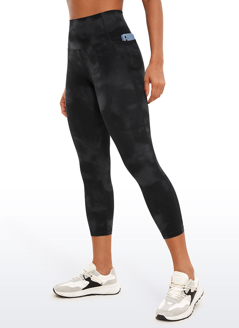 CRZ YOGA Dames Butterluxe High Waist Capri Legging met Zakken 58 cm Black Tie Dye Flowers