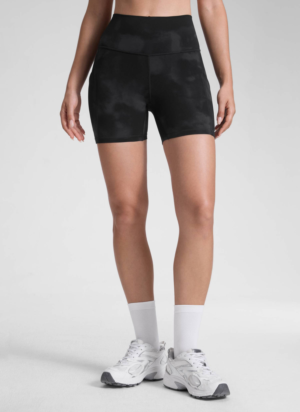 CRZ YOGA Naisten Yoga High Rise Biker Butterluxe taskulliset shortsit 13 cm Black Tie Dye Flowers @model_info:Malisa