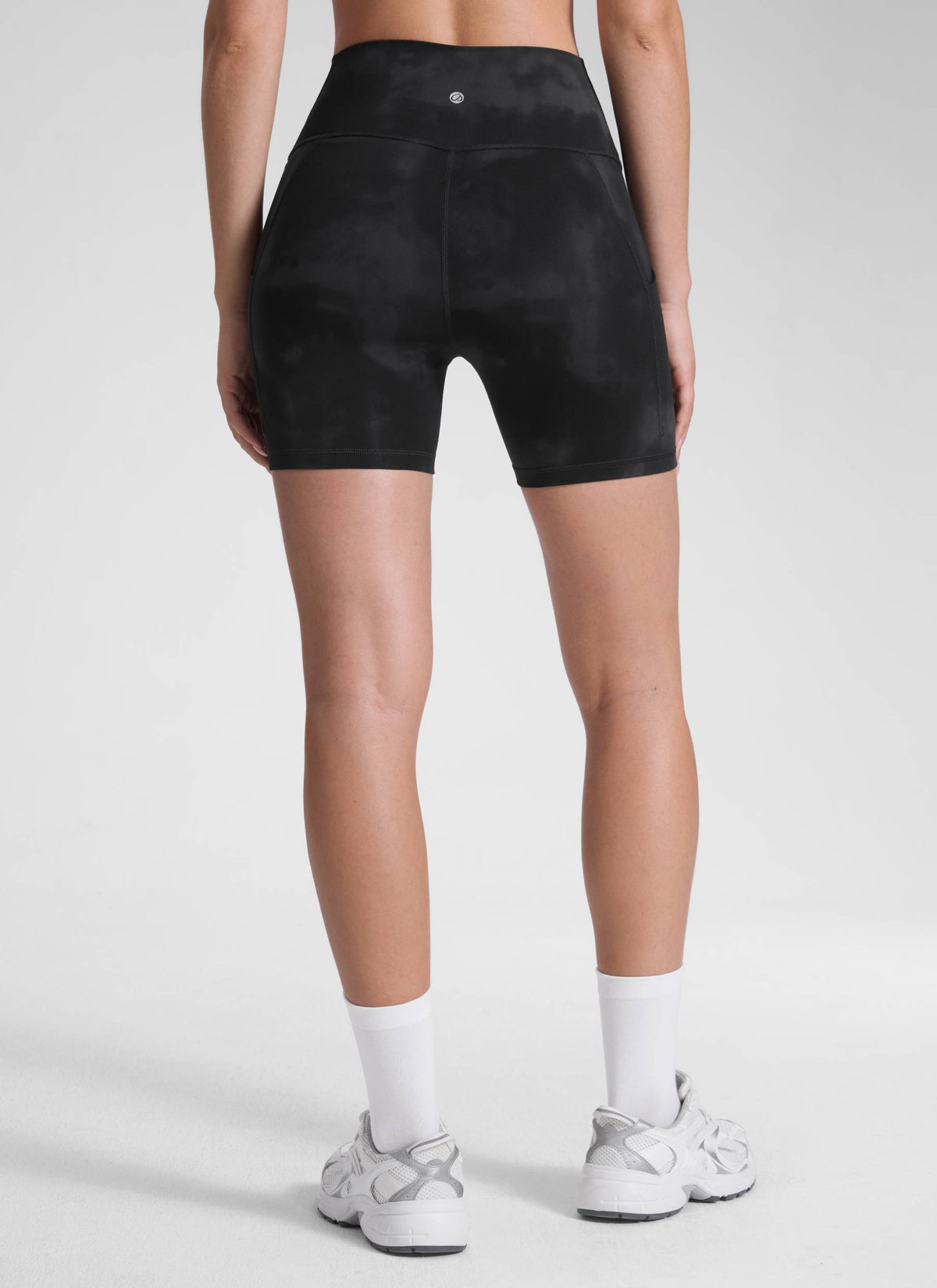 CRZ YOGA Naisten Yoga High Rise Biker Butterluxe taskulliset shortsit 13 cm Black Tie Dye Flowers @model_info:Malisa