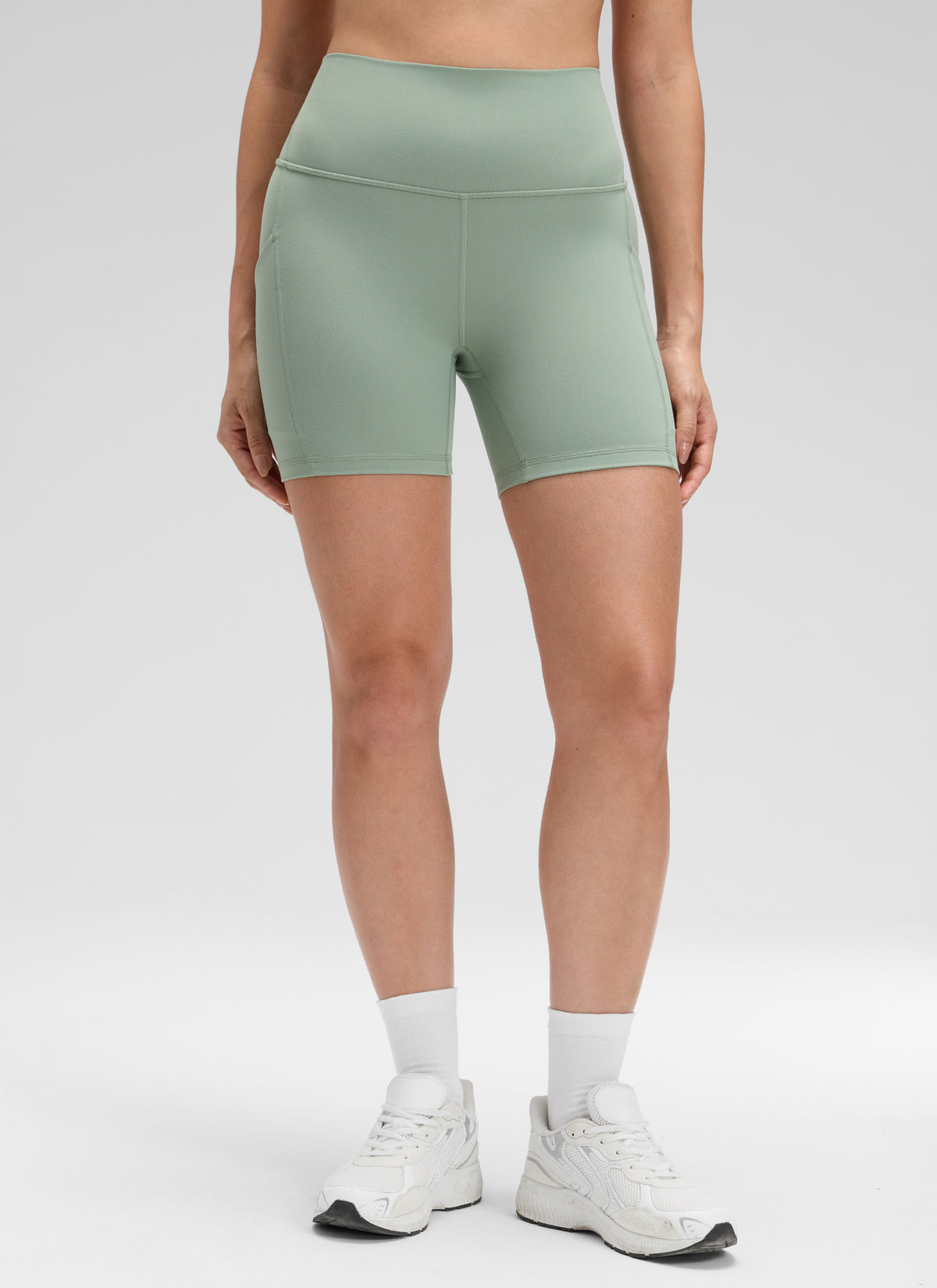CRZ YOGA Naisten Yoga High Rise Biker Butterluxe taskulliset shortsit 13 cm Green Palm Court @model_info:Bruna