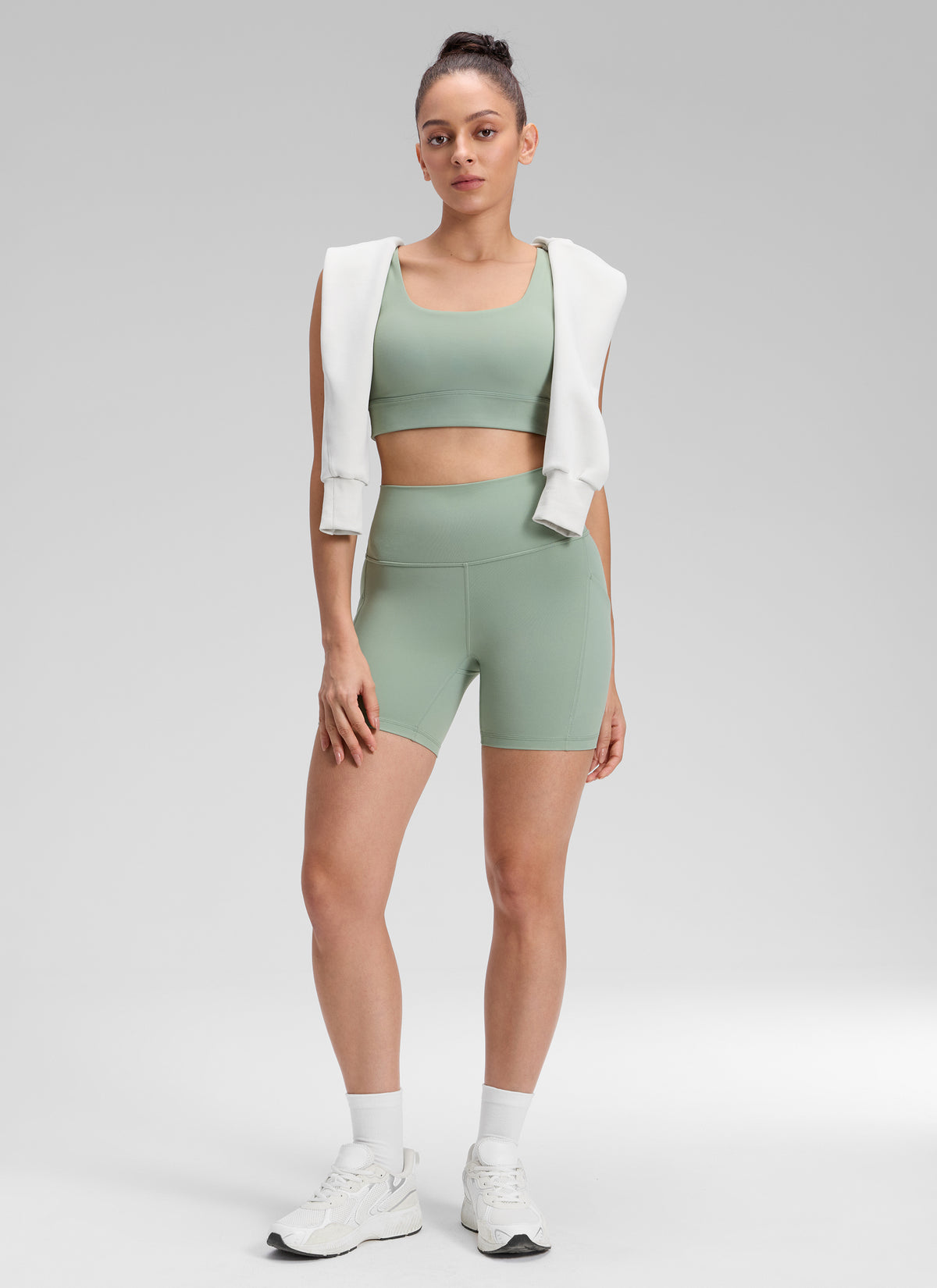 CRZ YOGA Naisten Yoga High Rise Biker Butterluxe taskulliset shortsit 13 cm Green Palm Court @model_info:Bruna