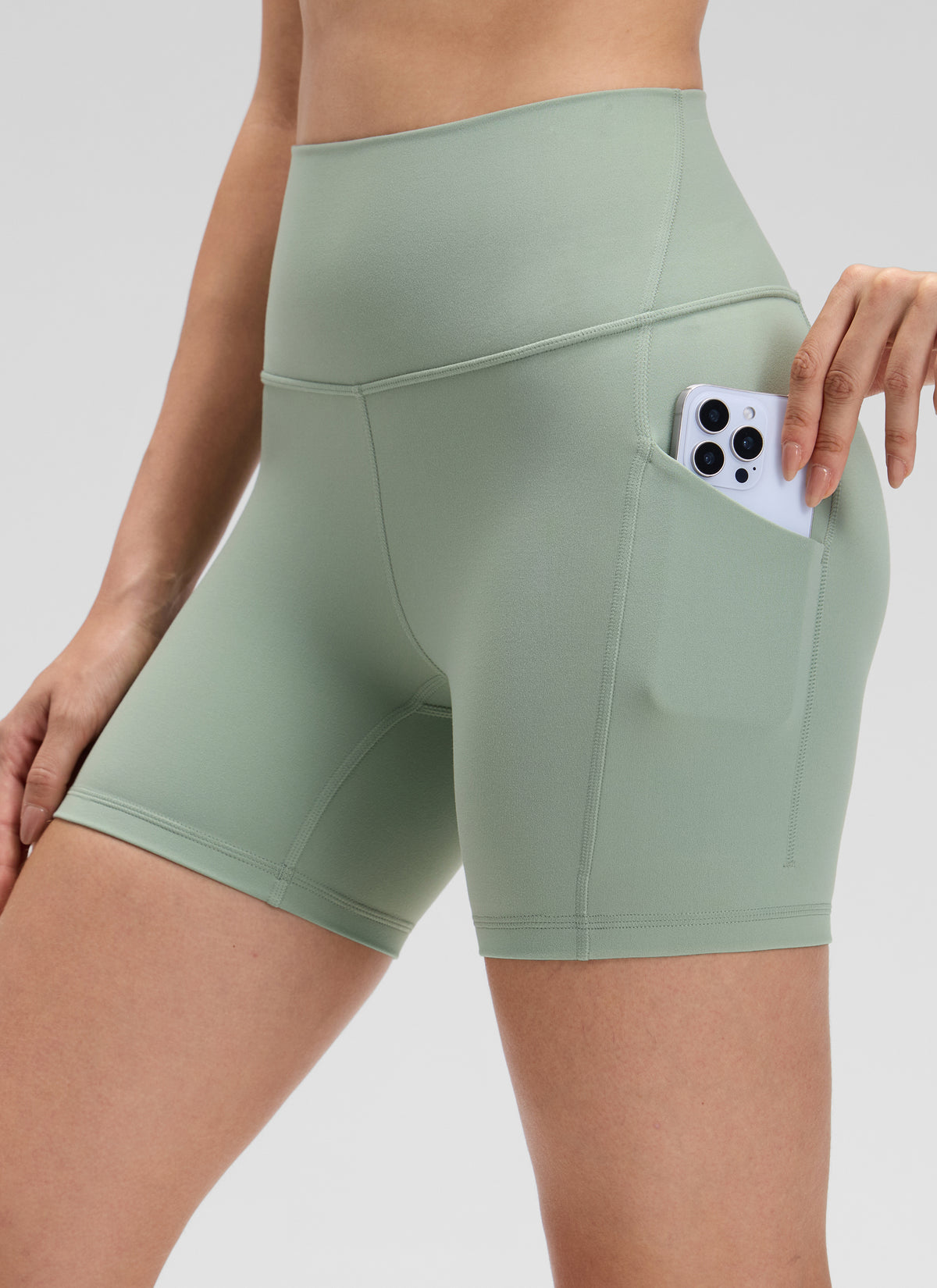 CRZ YOGA Naisten Yoga High Rise Biker Butterluxe taskulliset shortsit 13 cm Green Palm Court @model_info:Bruna
