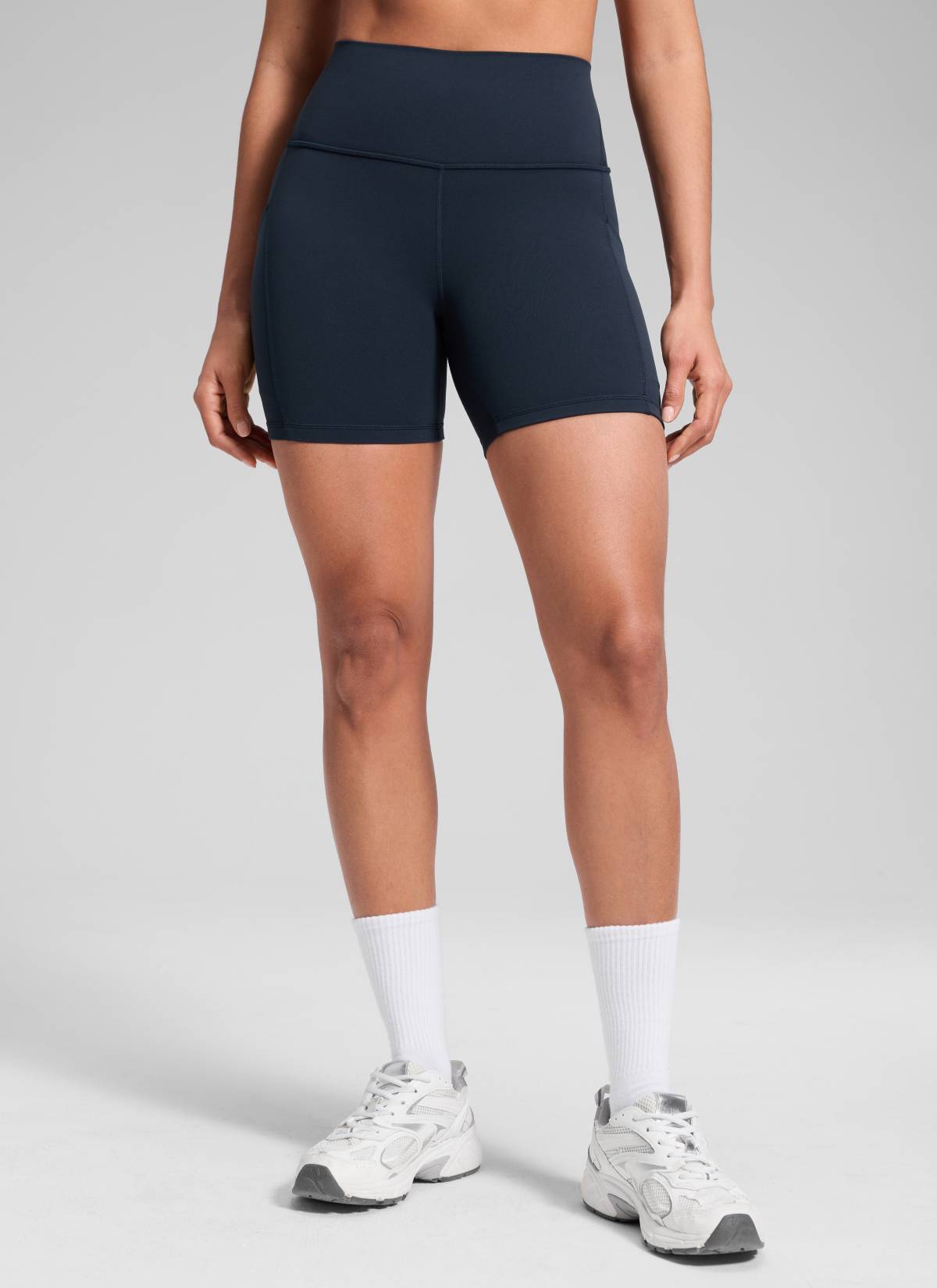 CRZ YOGA Naisten Yoga High Rise Biker Butterluxe taskulliset shortsit 13 cm True Navy @model_info:Dany
