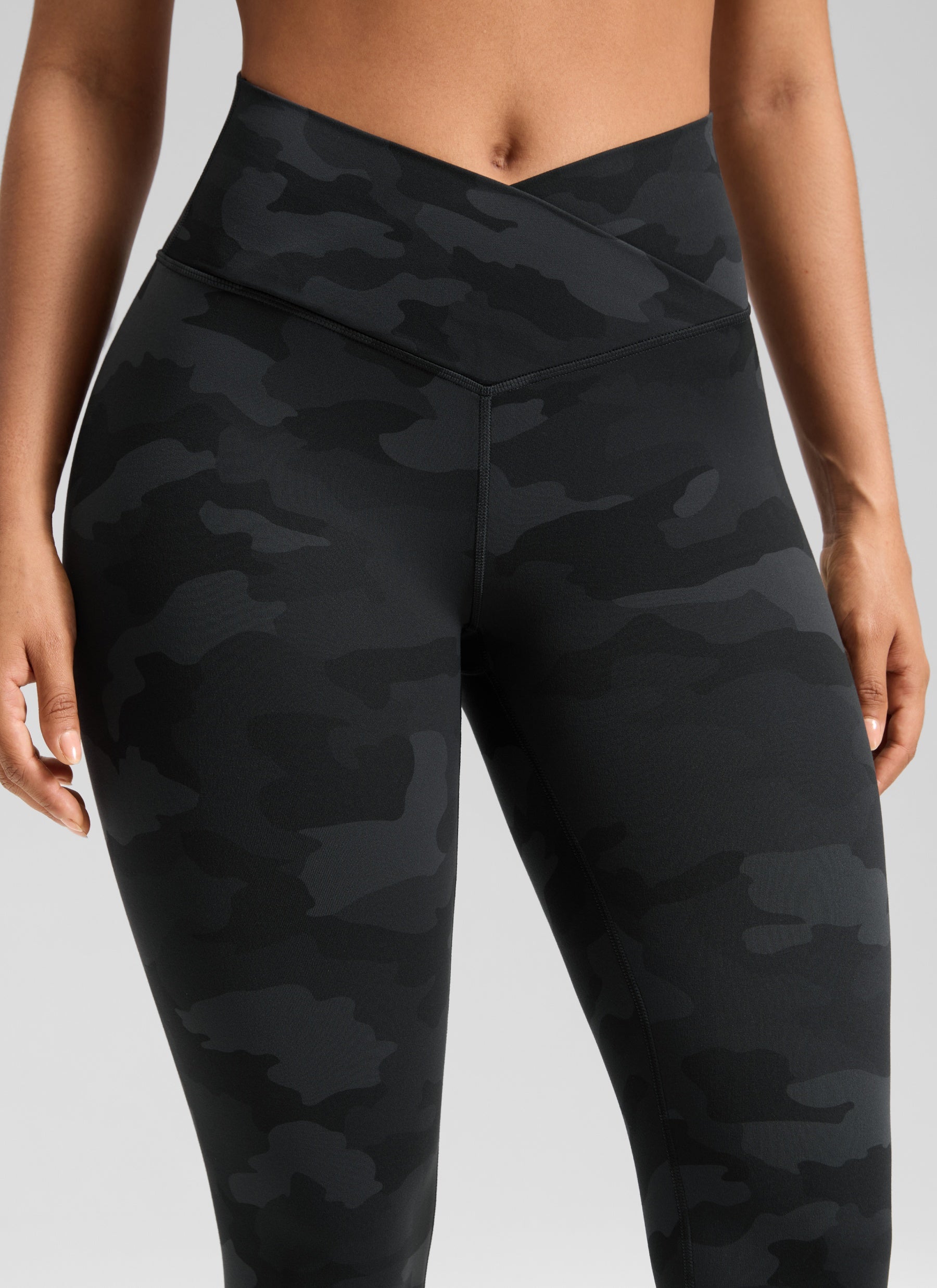 CRZ YOGA Dames Hoge Taille Butterluxe Yoga Legging 64 cm V-Kruis Taille Donkergrijze Camouflage 2
