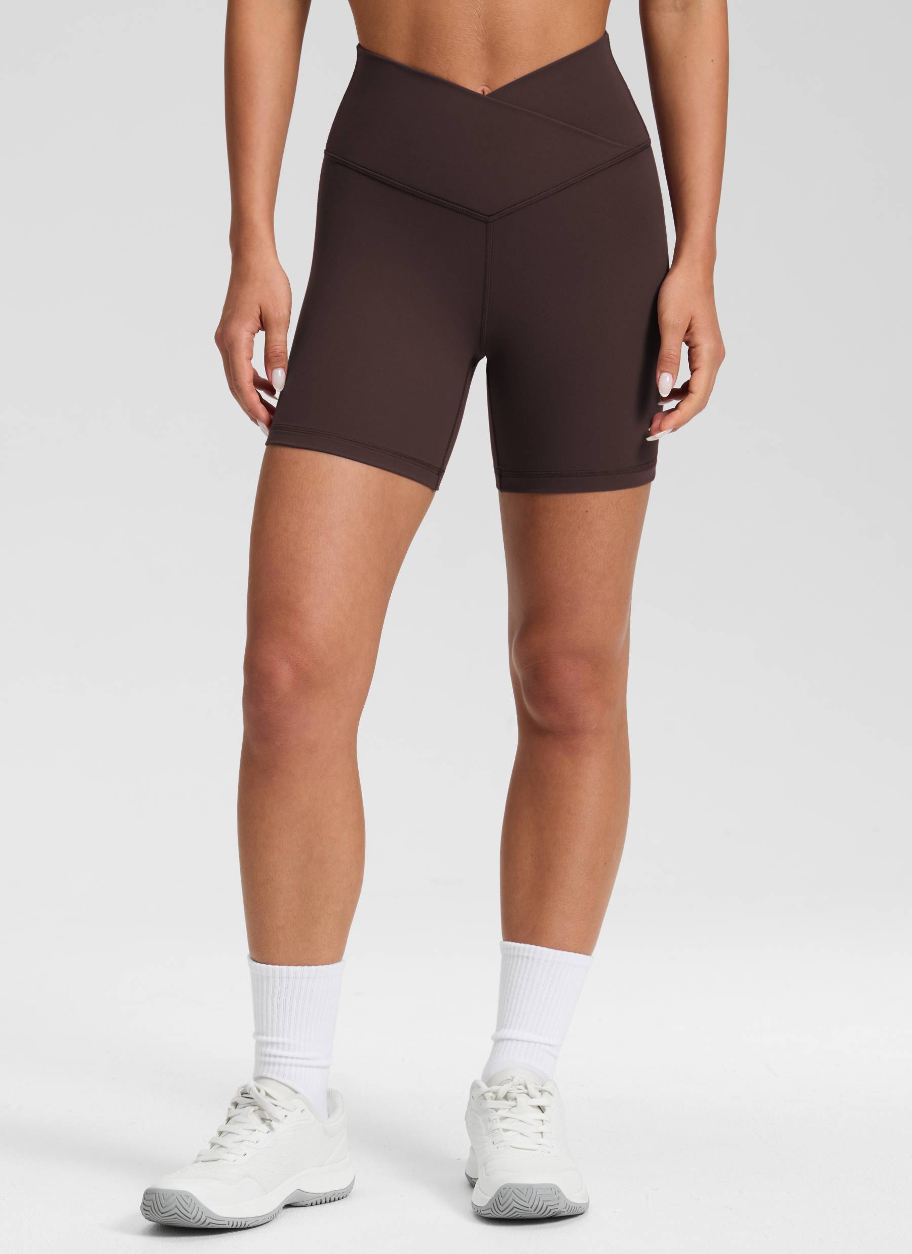 CRZ YOGA Dames High Rise Butterluxe V-Cross Waist Biker Shorts 13 cm Hot Fudge Brown