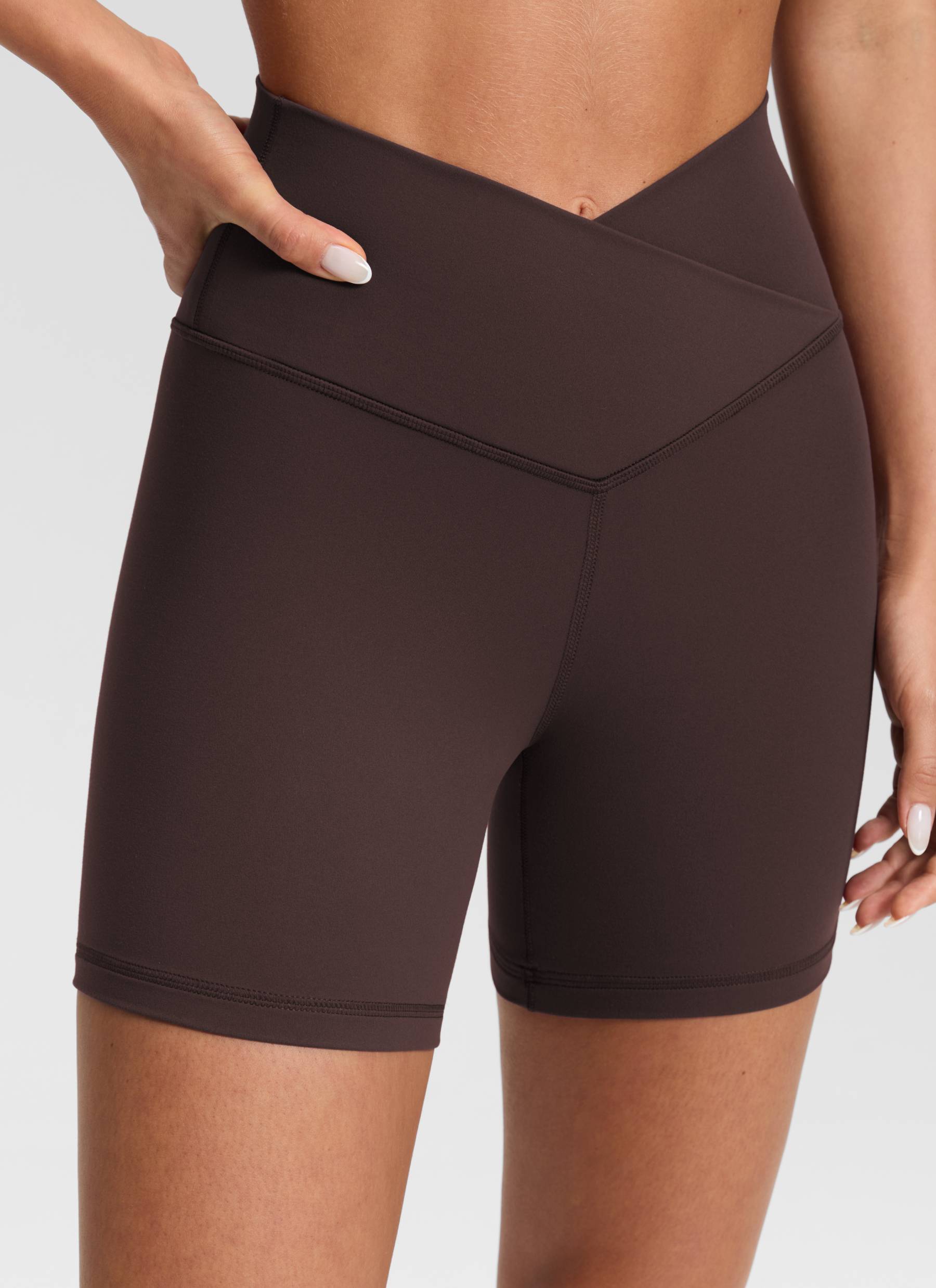CRZ YOGA Dames High Rise Butterluxe V-Cross Waist Biker Shorts 13 cm Hot Fudge Brown