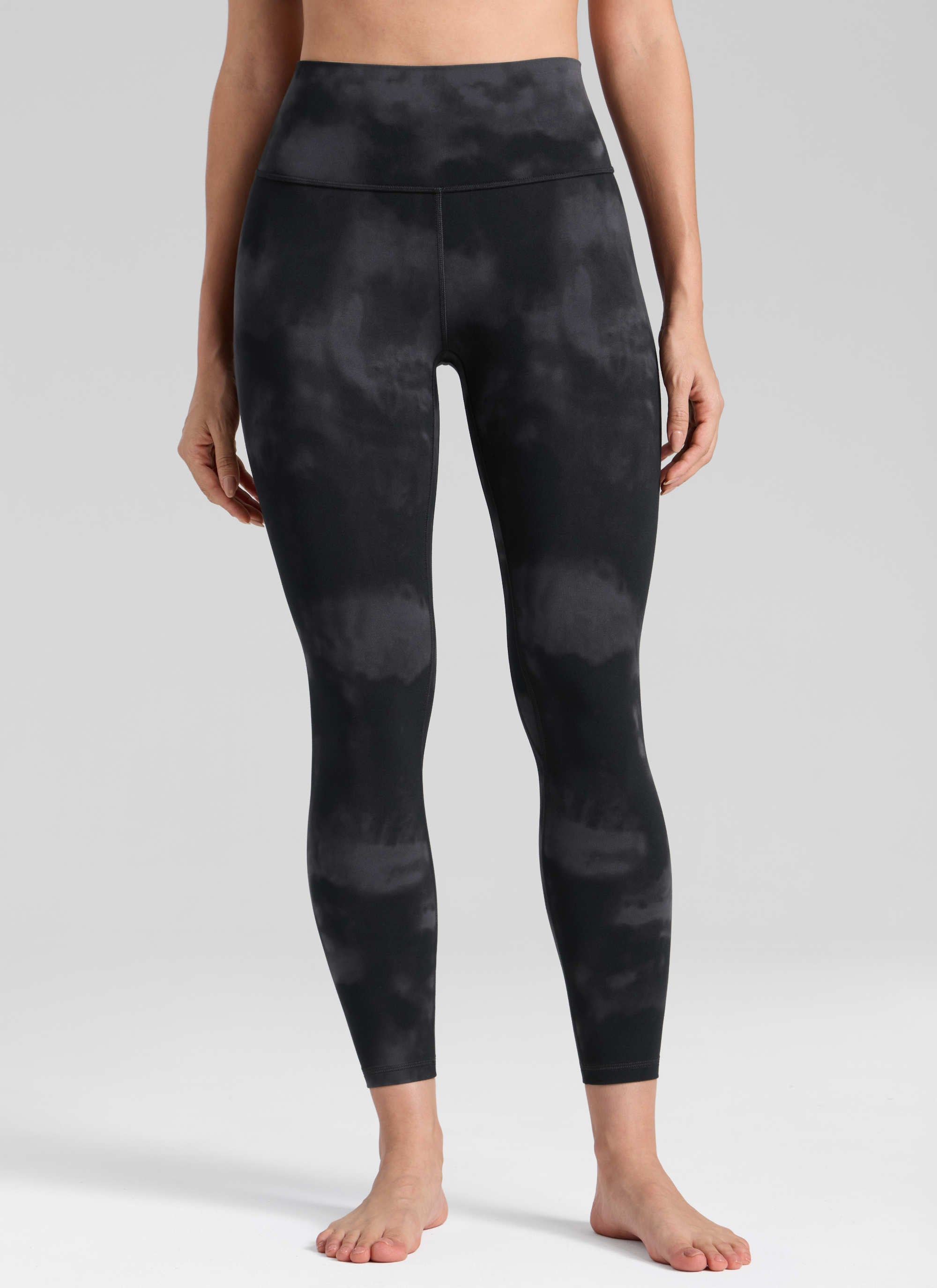 CRZ YOGA Träningsleggings med hög midja och Butterlift för dam, 64 cm, Black Tie Dye Flowers @model_info:Bruna