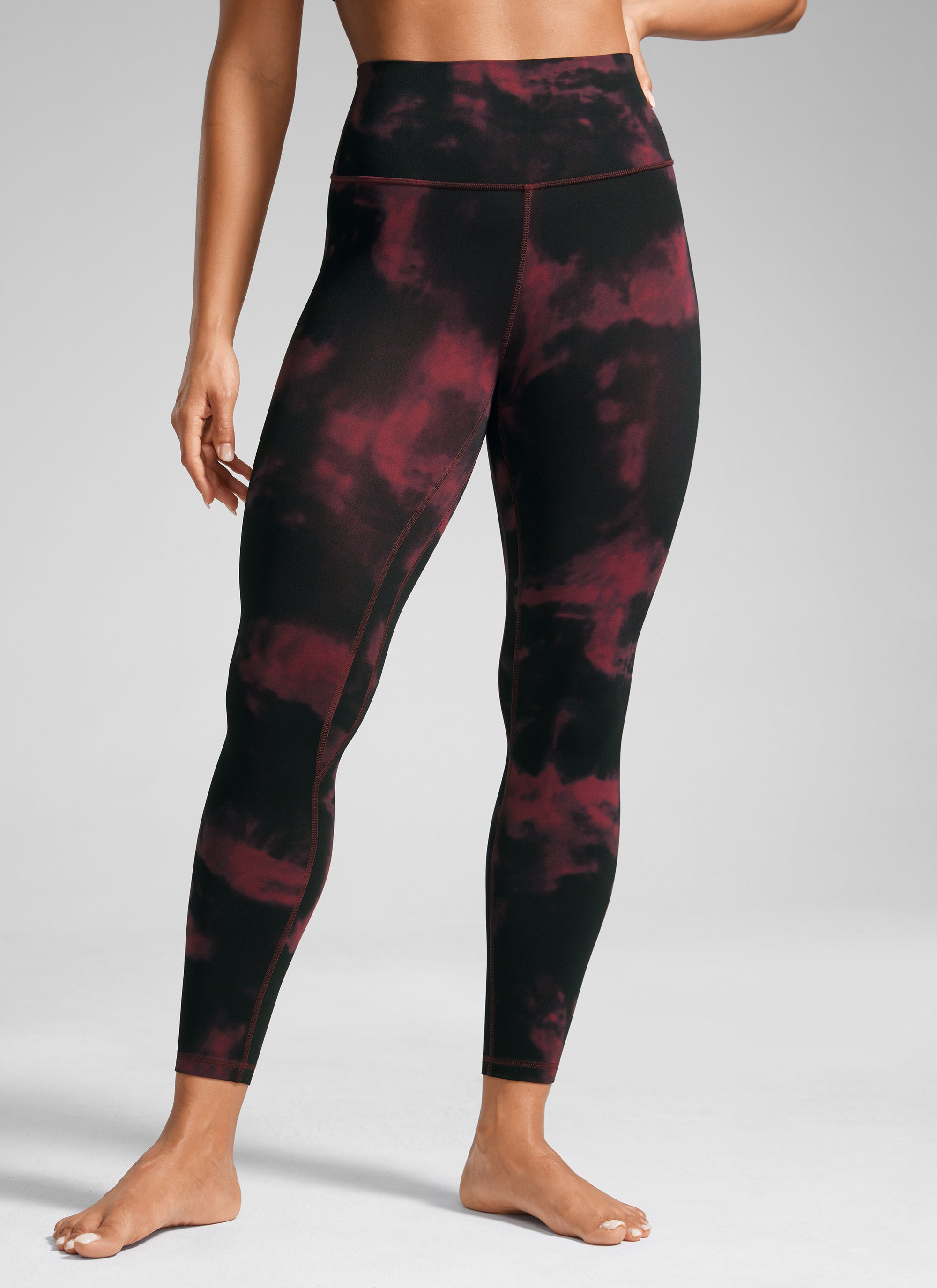CRZ YOGA Träningsleggings med hög midja och Butterlift för dam, 64 cm, Burgundy Tie Dye Flowers @model_info:Crystal