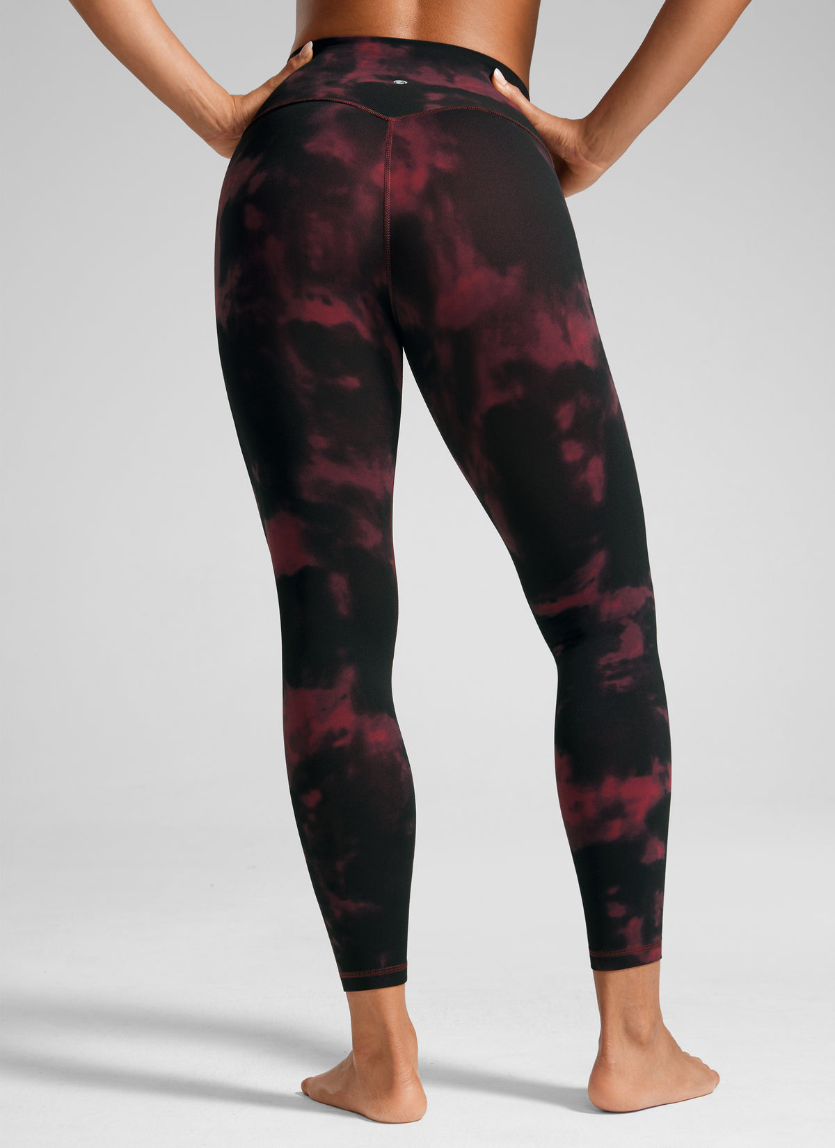 CRZ YOGA Träningsleggings med hög midja och Butterlift för dam, 64 cm, Burgundy Tie Dye Flowers @model_info:Crystal