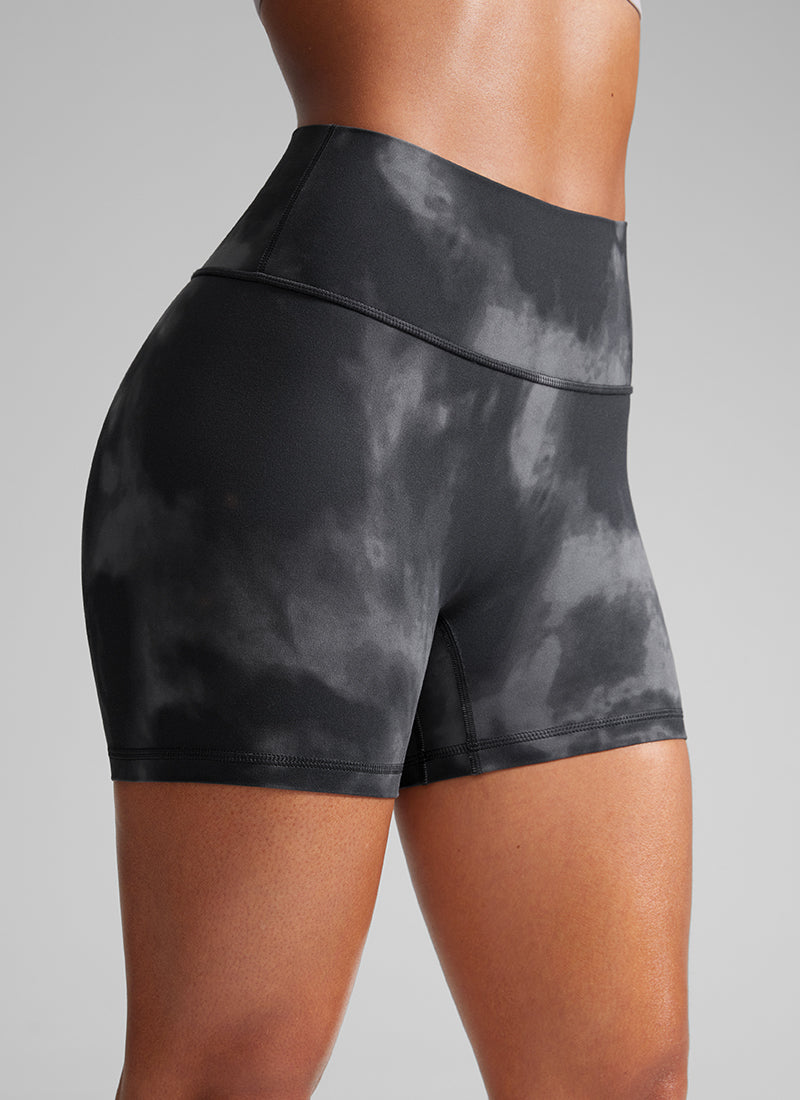 CRZ YOGA Dames Butterlift Scrunch Butt Atletische Workout Biker Shorts Grijze Tie Dye Bloemen