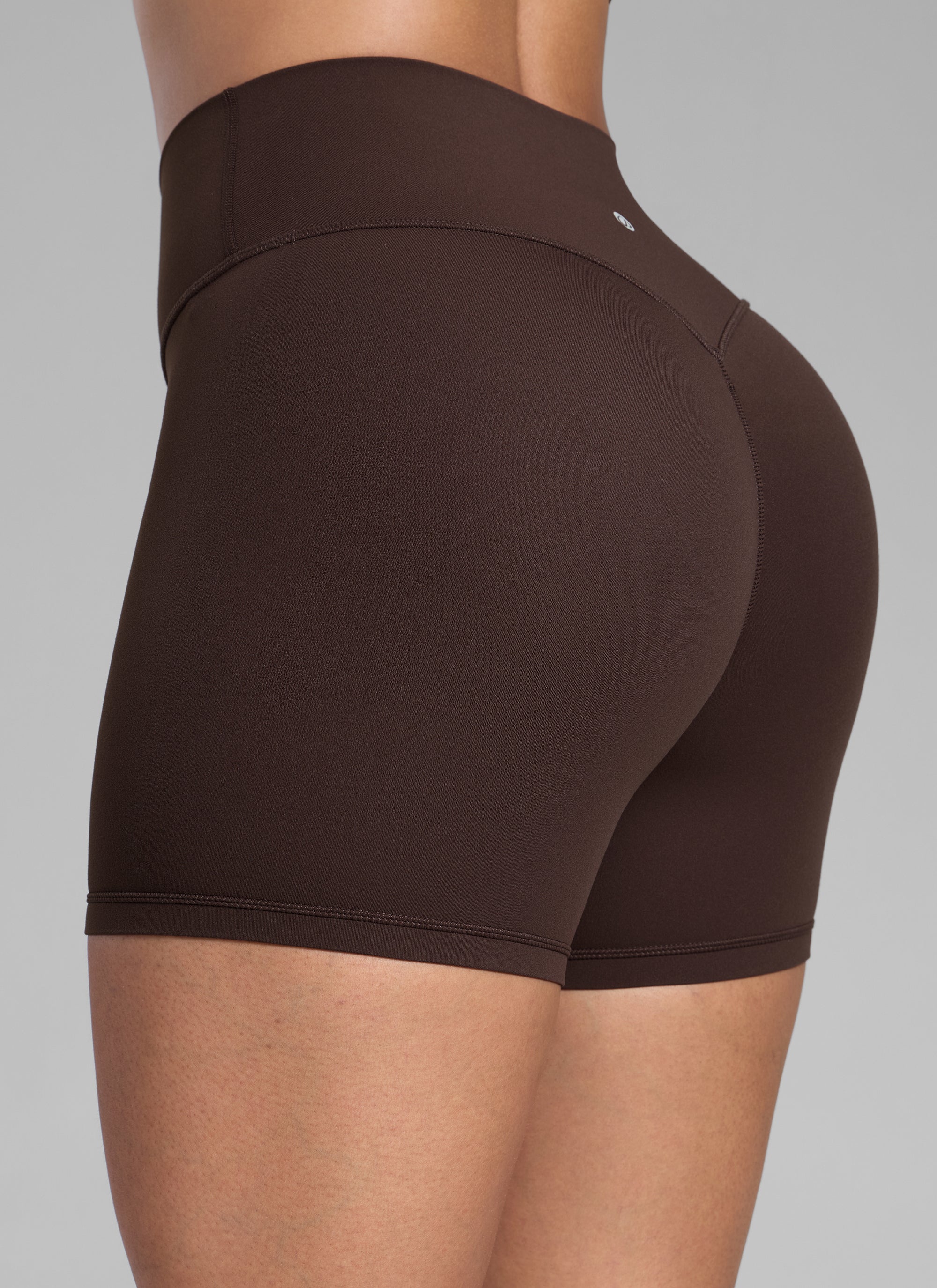 CRZ YOGA Naisten Butterlift Scrunch Butt -urheilushortsit, pyöräilijämalliset, Hot Fudge Brown