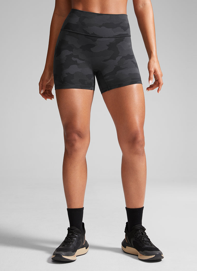 CRZ YOGA Dames Butterlift Scrunch Butt Atletische Workout Biker Shorts Dark Grey Camouflage 2