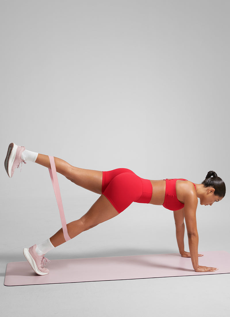 CRZ YOGA Pantaloncini da ciclismo da donna " Butterlift " con effetto "scrunch butt" per allenamenti sportivi, colore rosso Aurora @model_info:Crystal