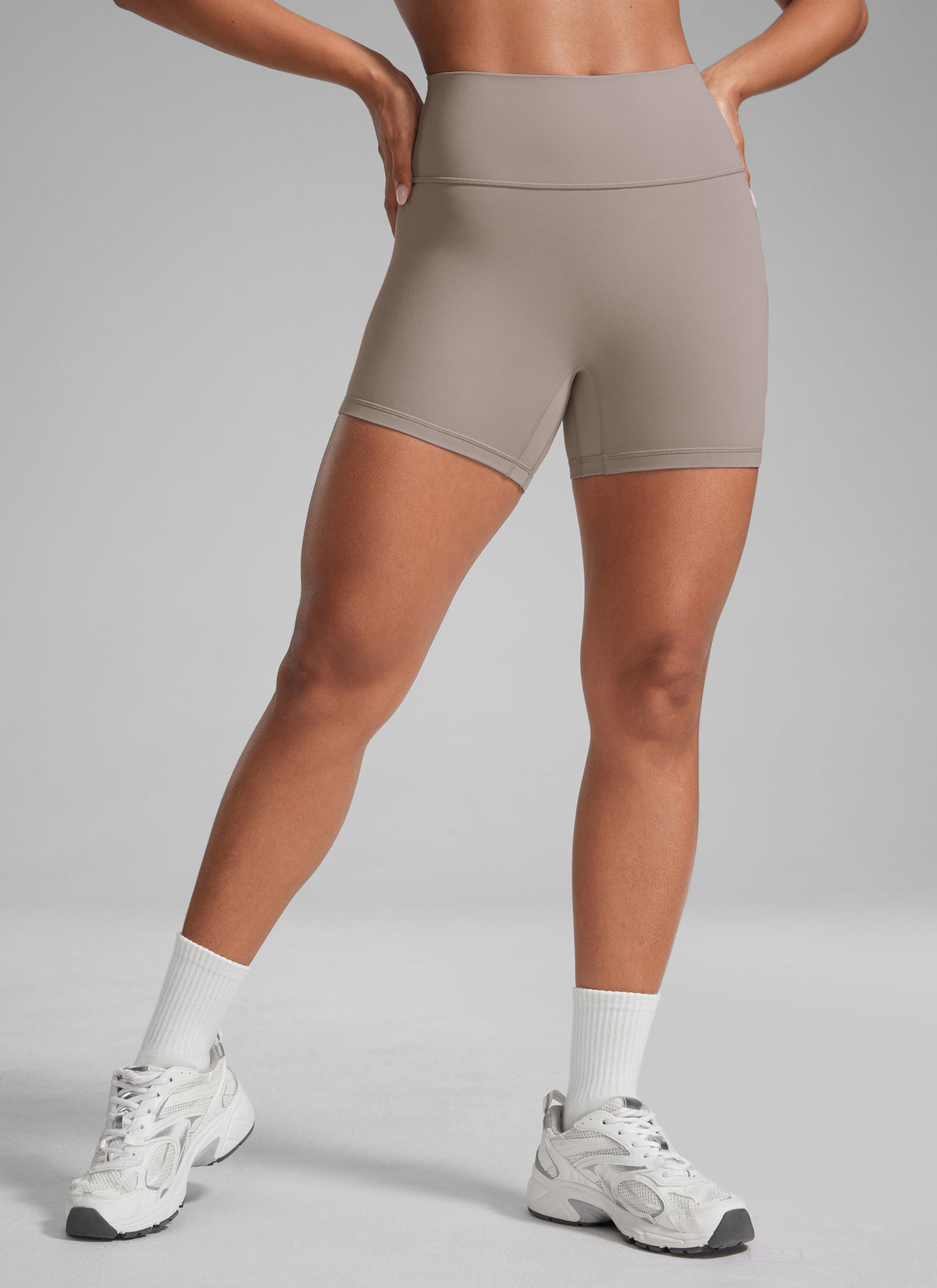 CRZ YOGA Pantaloncini da ciclismo da donna " Butterlift " con effetto "scrunch butt" per allenamento atletico, color Creamy Latte @model_info:Crystal