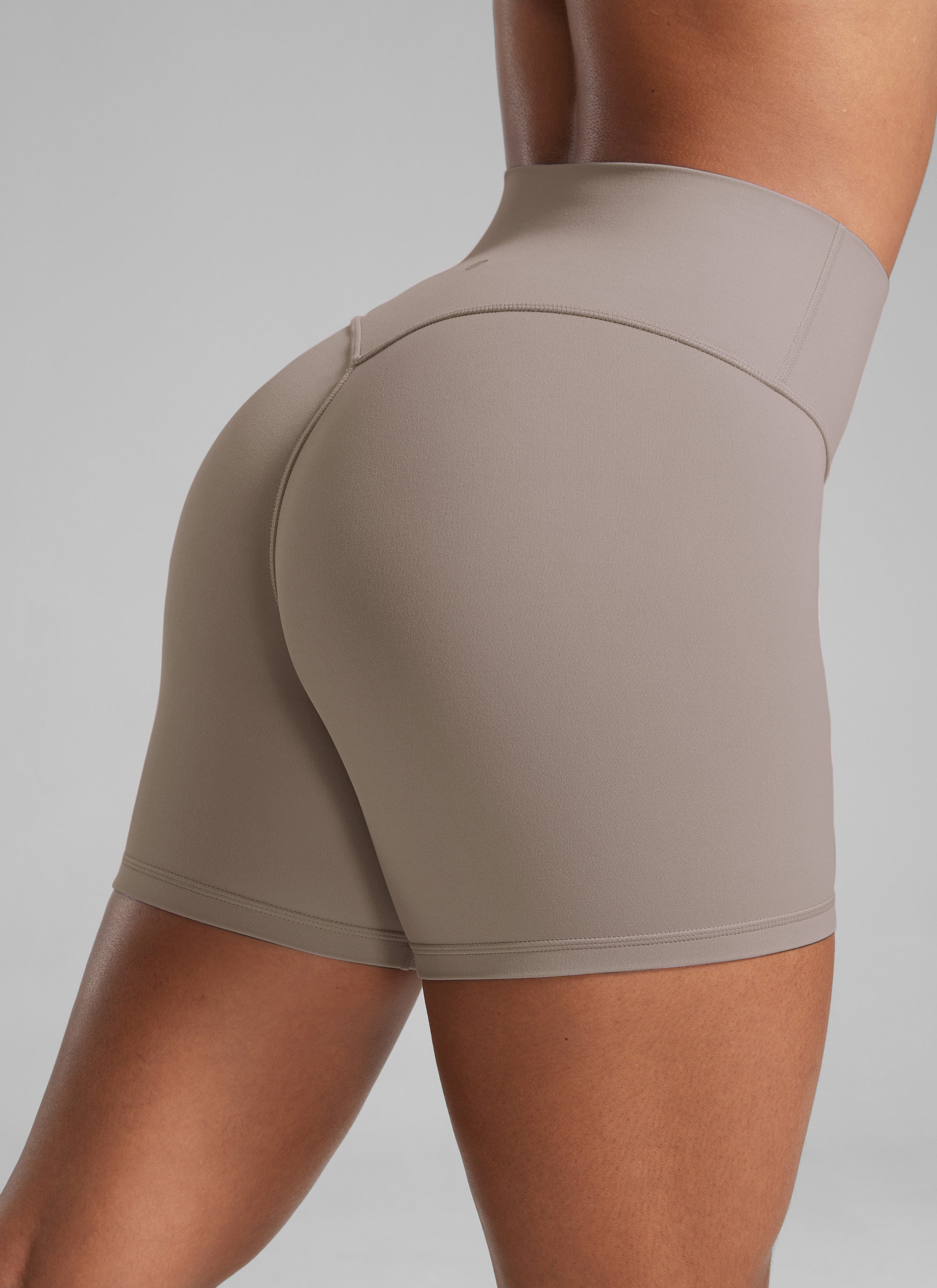 CRZ YOGA Dames Butterlift Scrunch Butt Atletische Workout Biker Shorts Creamy Latte