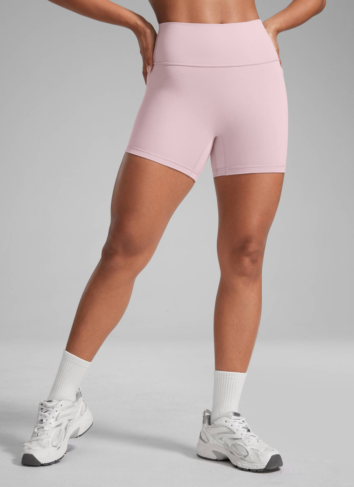 CRZ YOGA Dame Butterlift Scrunch Butt Atheletic Workout Biker Shorts Rosa Haze @model_info:Crystal
