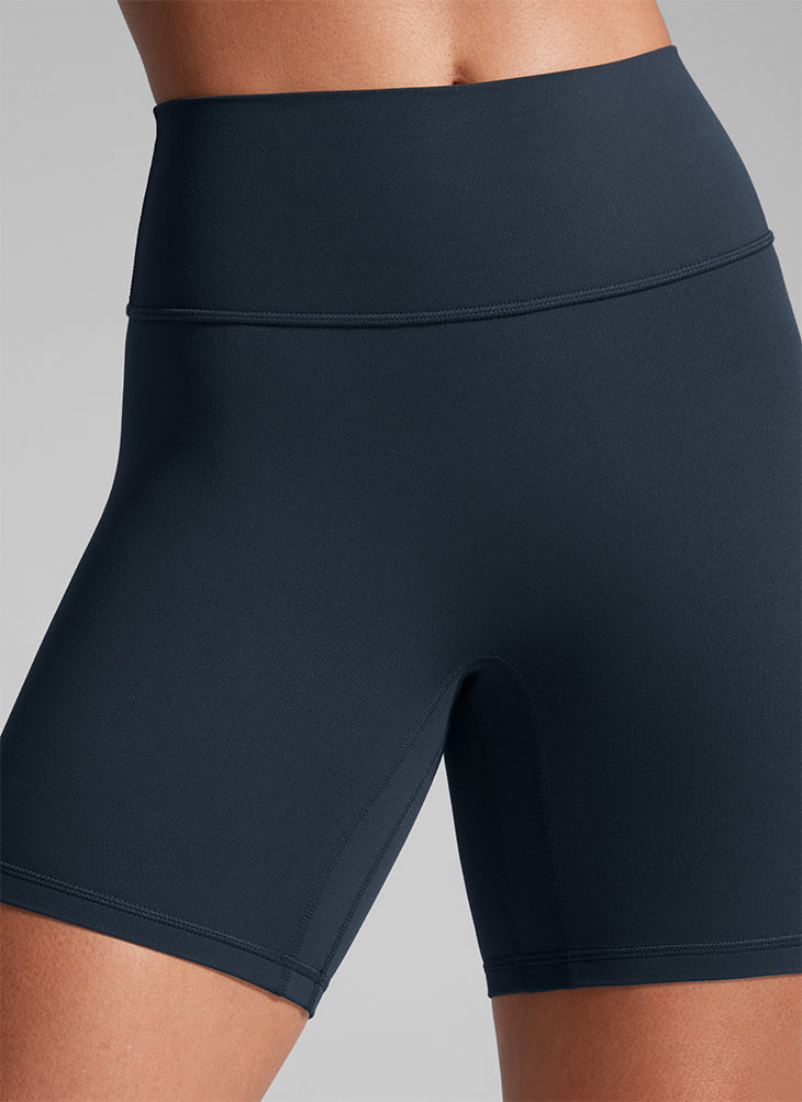 CRZ YOGA Butterlift dam Biker-shorts 6'' med scrunch-effekt utan söm fram True Navy @model_info:Crystal