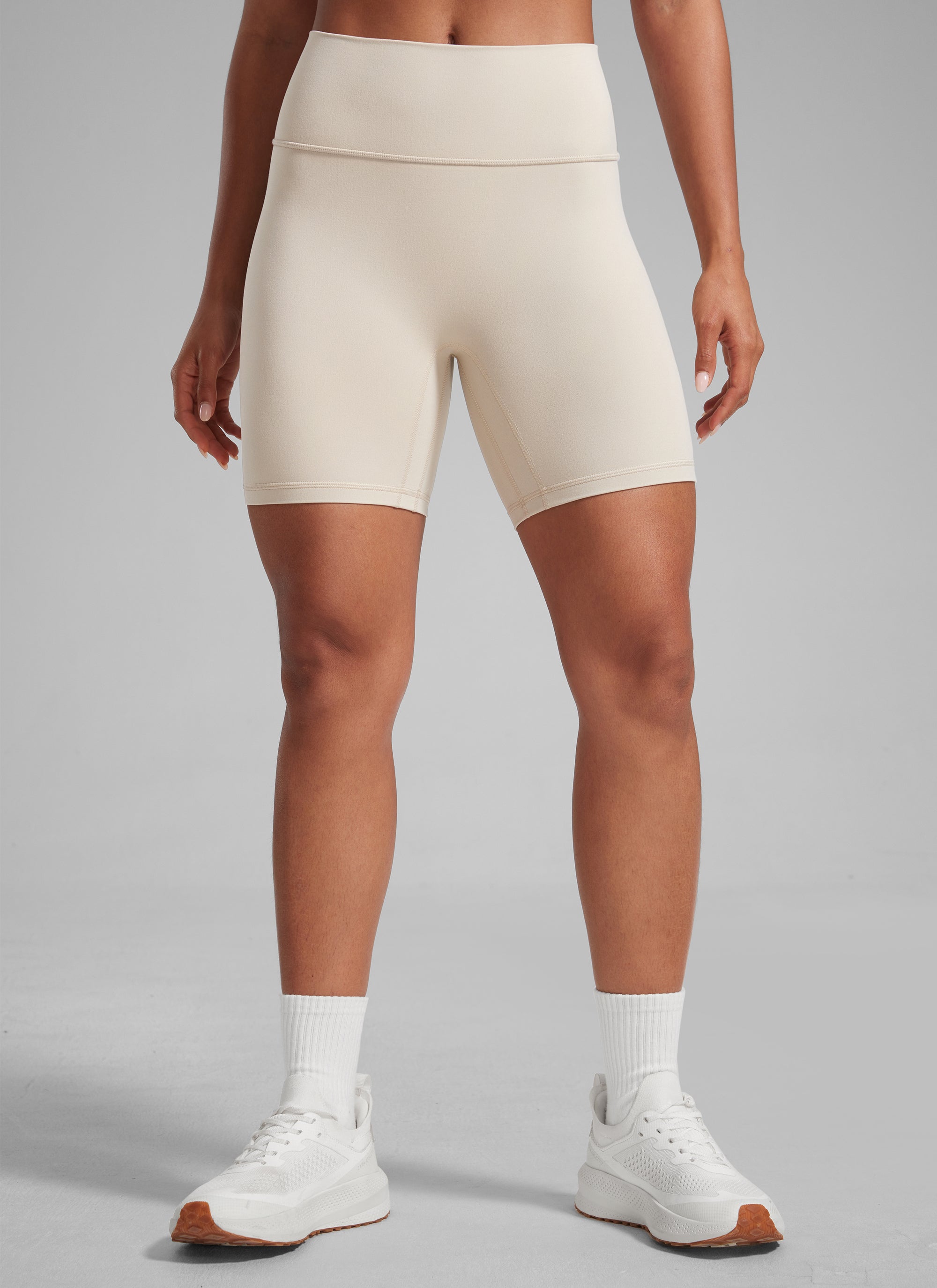 CRZ YOGA Dames Butterlift Scrunch Butt Biker Shorts 15 cm Zonder Naad aan de Voorkant Mojave Tan