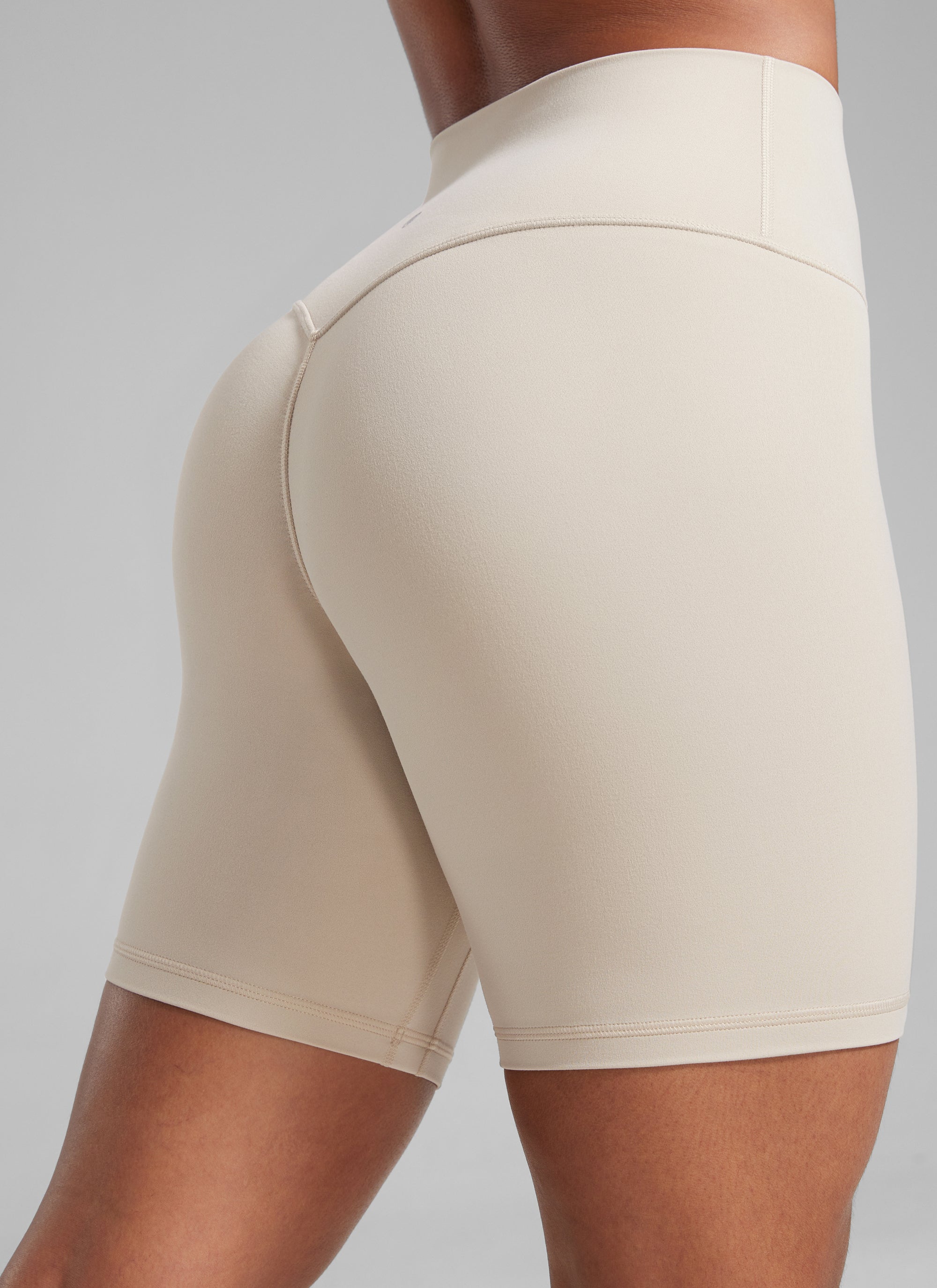 CRZ YOGA Dames Butterlift Scrunch Butt Biker Shorts 15 cm Zonder Naad aan de Voorkant Mojave Tan