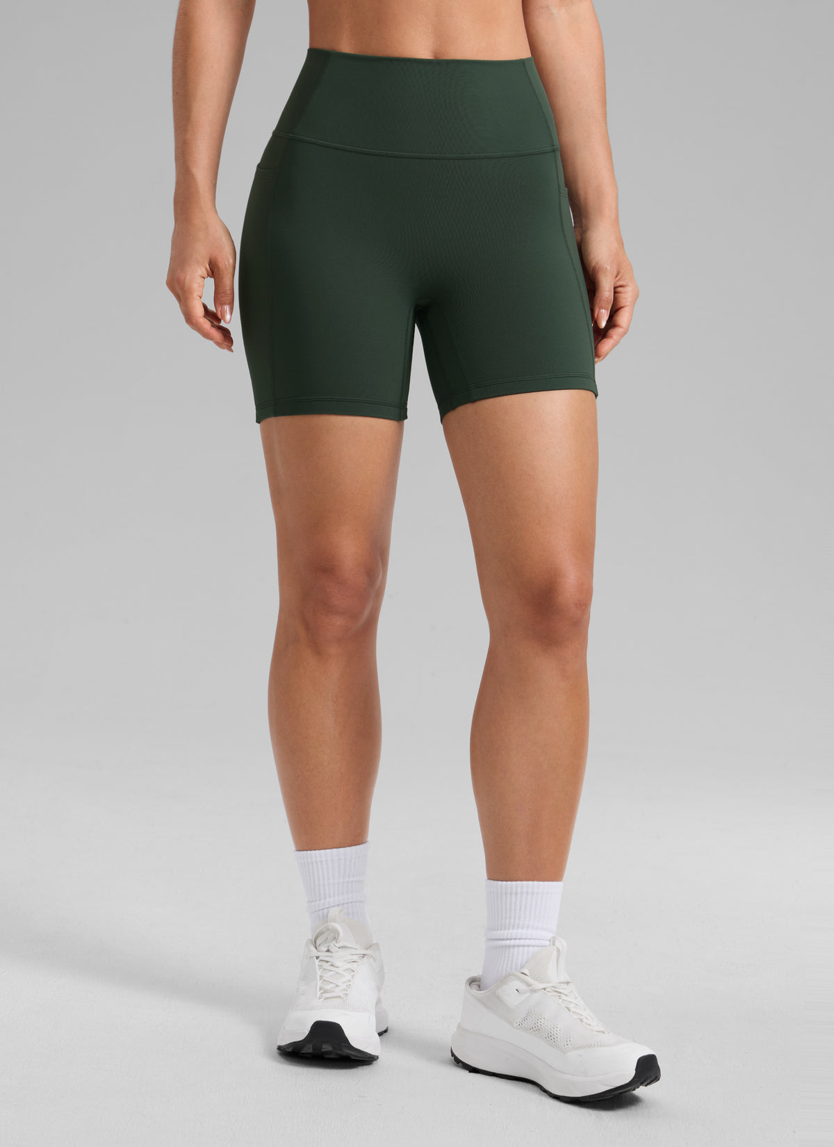 CRZ YOGA Butterlift Träningsshorts för dam med scrunch-effekt, utan söm fram och med fickor, 13 cm, Legend Green @model_info:A