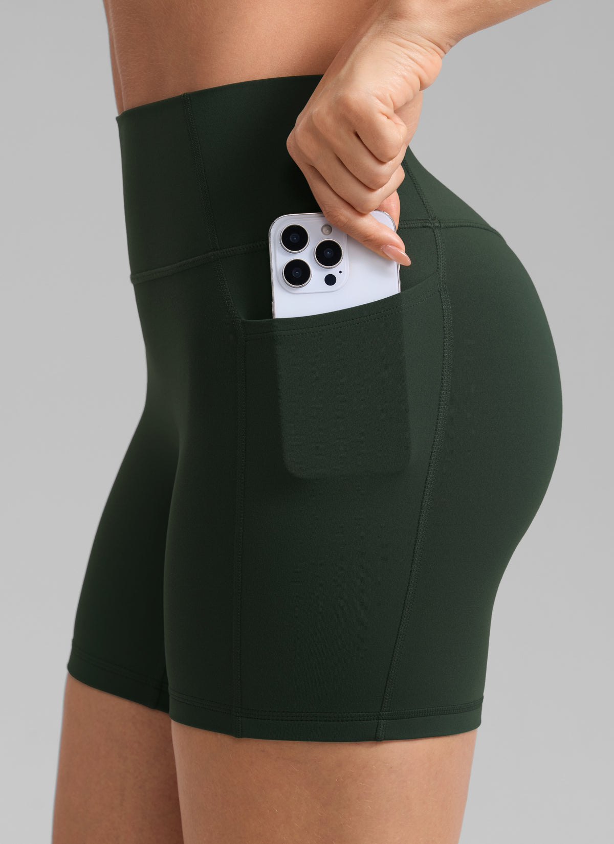 CRZ YOGA Butterlift Träningsshorts för dam med scrunch-effekt, utan söm fram och med fickor, 13 cm, Legend Green @model_info:A