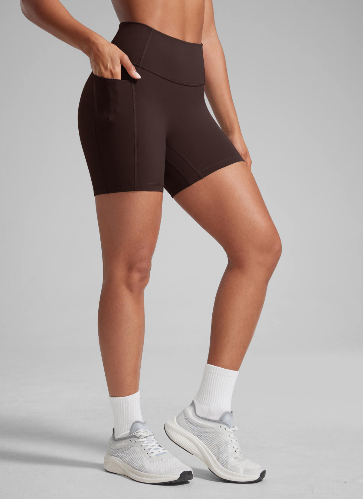 CRZ YOGA Butterlift dam bikercykla shorts med rynkad sömlös framsida och fickor 13 cm Hot Fudge Brown @model_info:Crystal