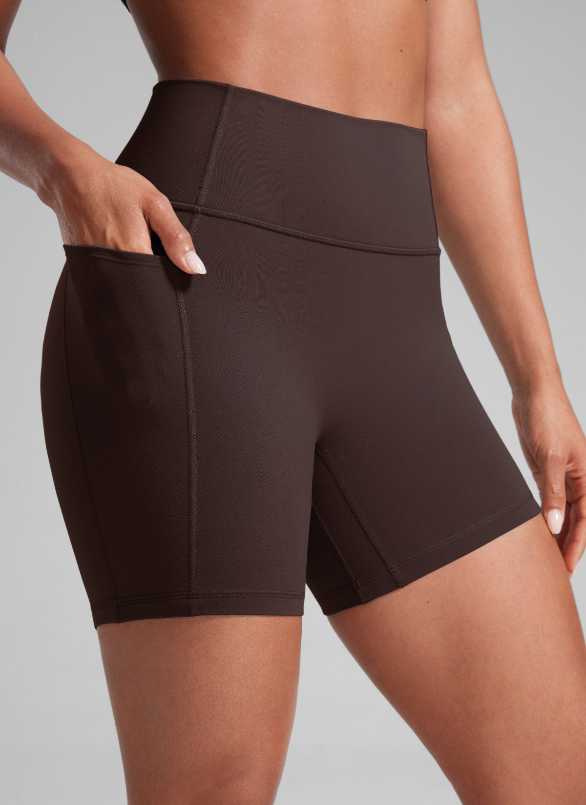 CRZ YOGA Butterlift dam bikercykla shorts med rynkad sömlös framsida och fickor 13 cm Hot Fudge Brown @model_info:Crystal