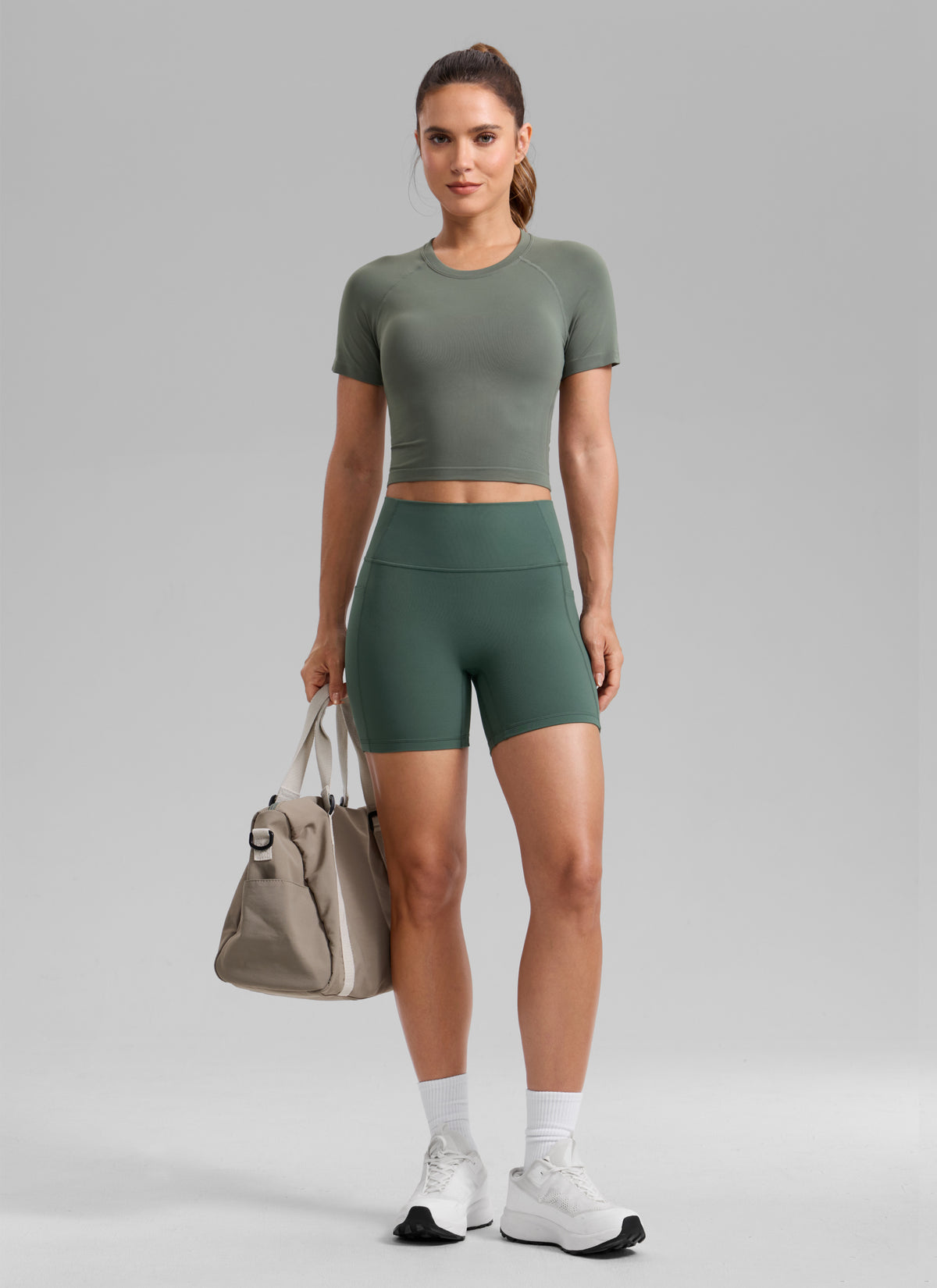 CRZ YOGA Butterlift dam bikercykla shorts med rynkad sömlös framsida och fickor 13 cm Dark Forest Green @model_info:A