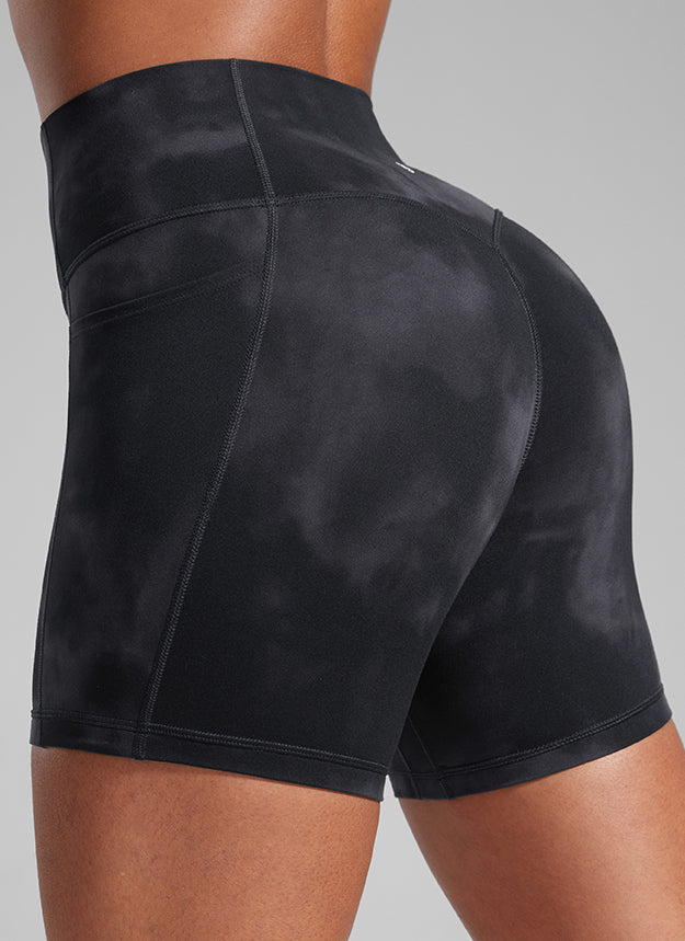 CRZ YOGA Butterlift dam bikercykla shorts med rynkad sömlös framsida och fickor 13 cm Black Tie Dye Flowers @model_info:Crystal