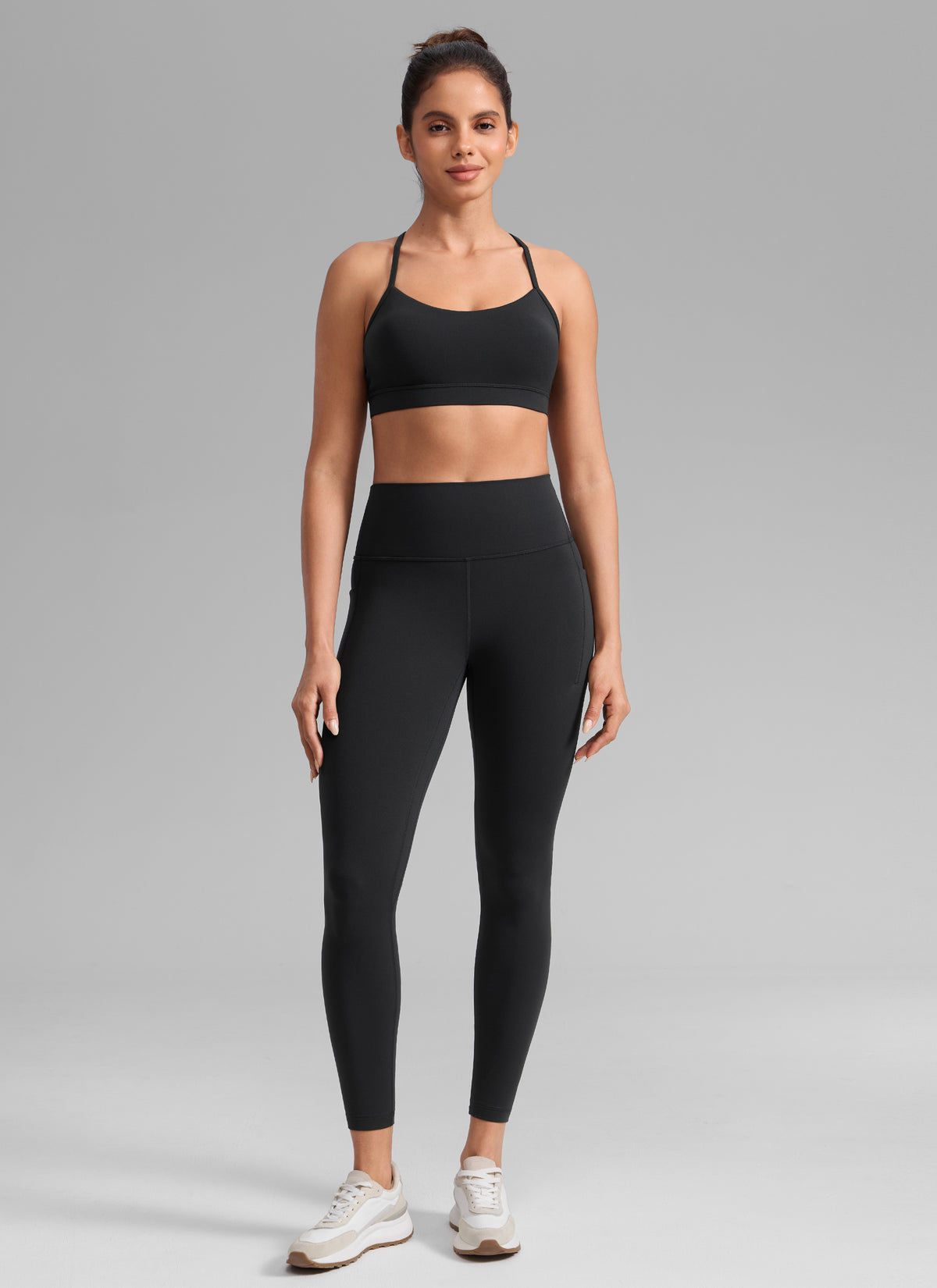 CRZ YOGA: Mallas deportivas de talle alto con bolsillos « Butterlift » para mujer, 25'' (negro) @model_info:Dany