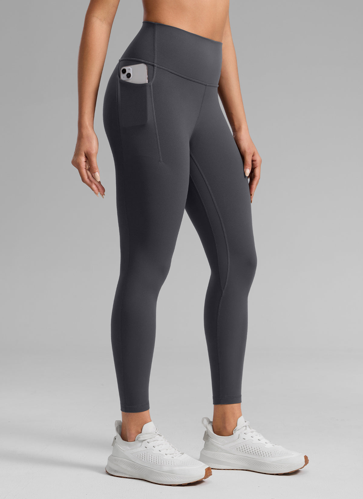 CRZ YOGA: Mallas deportivas de talle alto con bolsillos « Butterlift » para mujer, 25'' en color gris misterioso @model_info:D