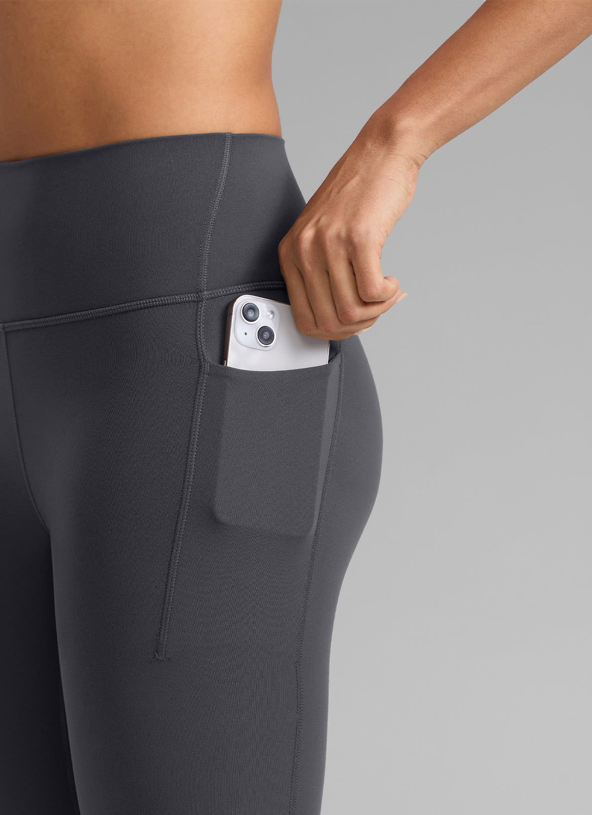 CRZ YOGA: Mallas deportivas de talle alto con bolsillos « Butterlift » para mujer, 25'' en color gris misterioso @model_info:D