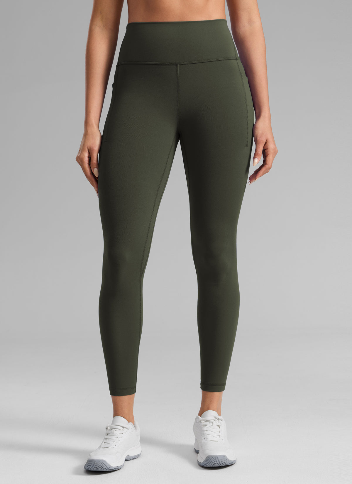 CRZ YOGA Naisten Butterlift-treenileggingsit korkealla vyötäröllä ja taskuilla 64 cm Olive Green @model_info:Dany