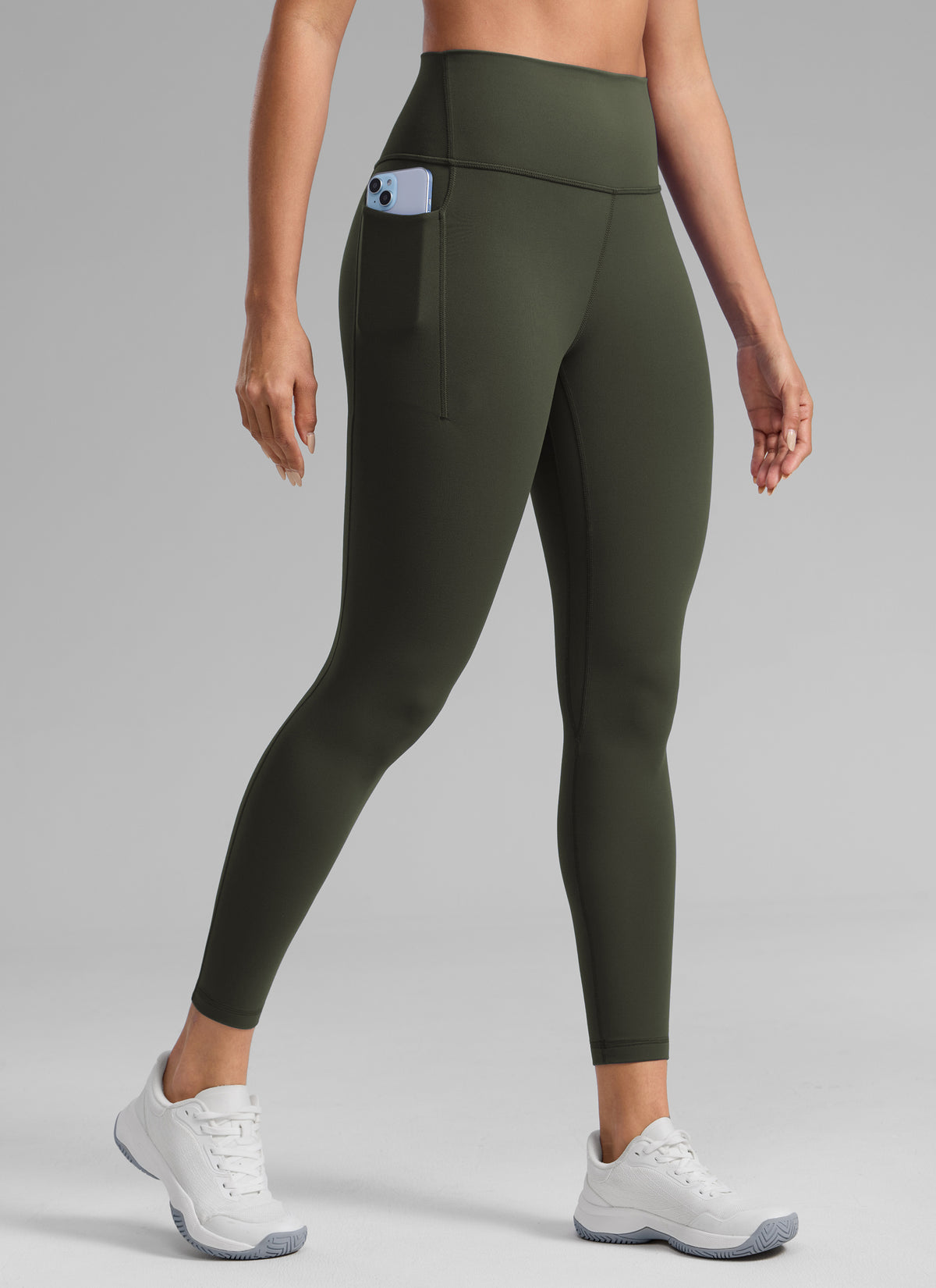CRZ YOGA: Mallas deportivas de talle alto con bolsillos « Butterlift » para mujer, 25''; color verde oliva @model_info:Dany