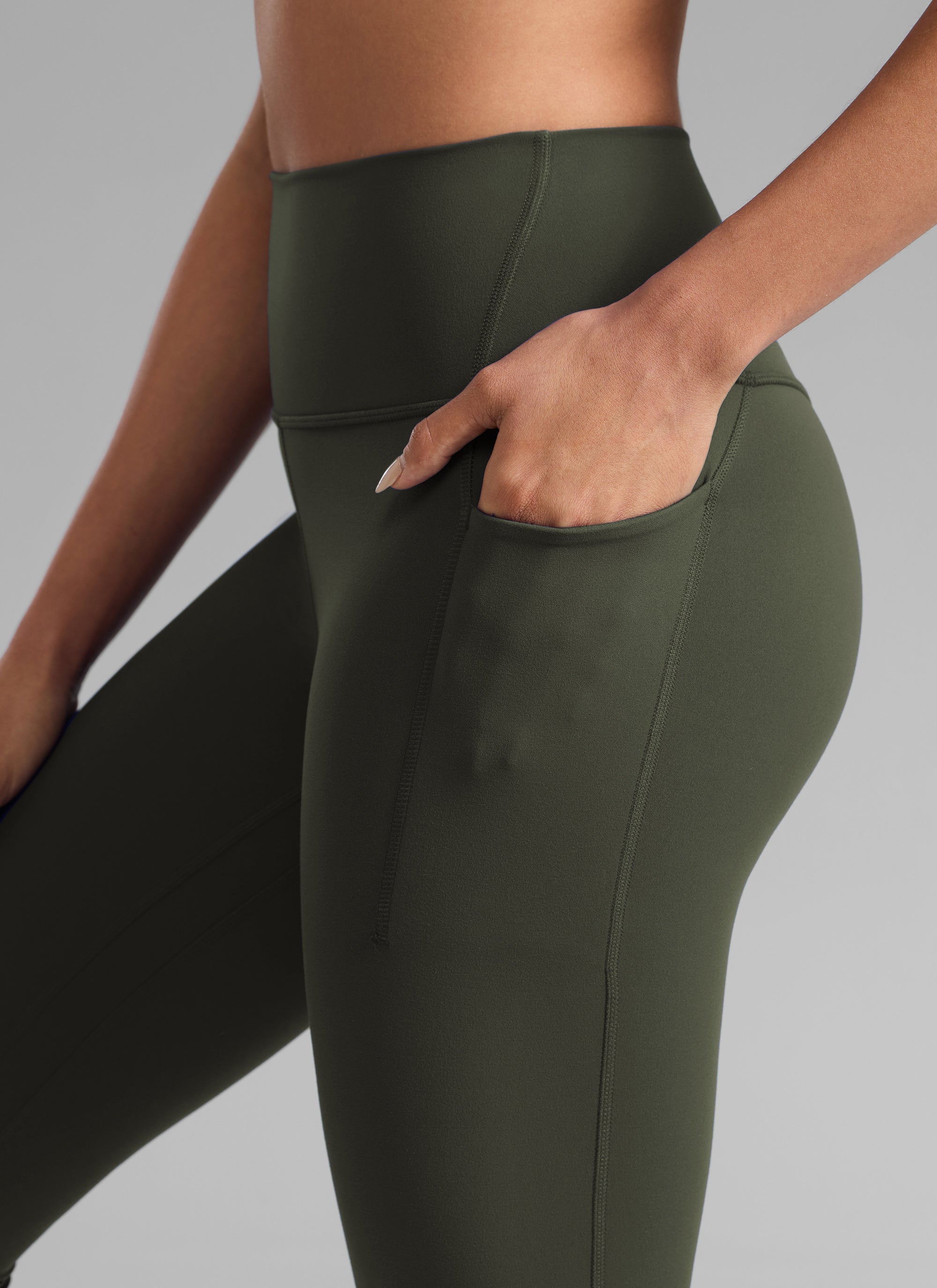 CRZ YOGA Naisten Butterlift-treenileggingsit korkealla vyötäröllä ja taskuilla 64 cm Olive Green @model_info:Dany