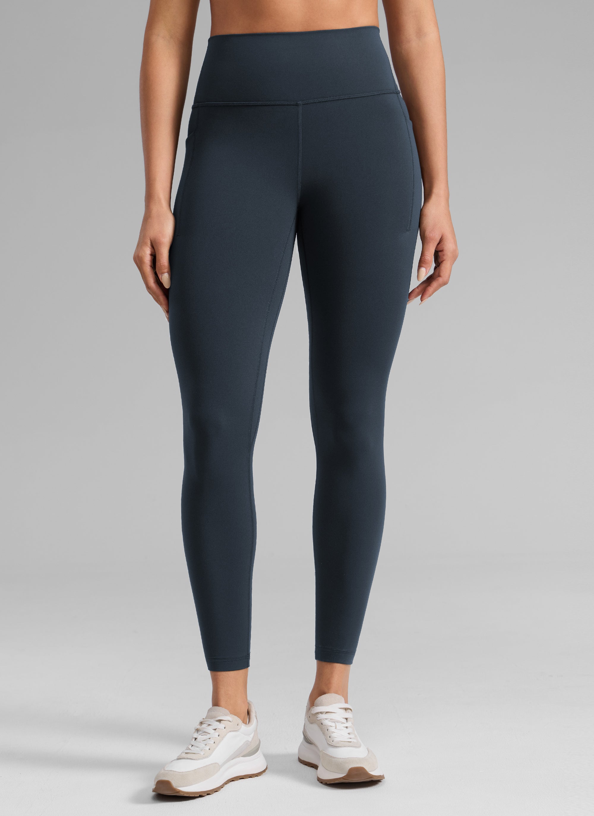 CRZ YOGA Naisten Butterlift-treenileggingit korkealla vyötäröllä ja taskuilla 64 cm True Navy @model_info:Dany