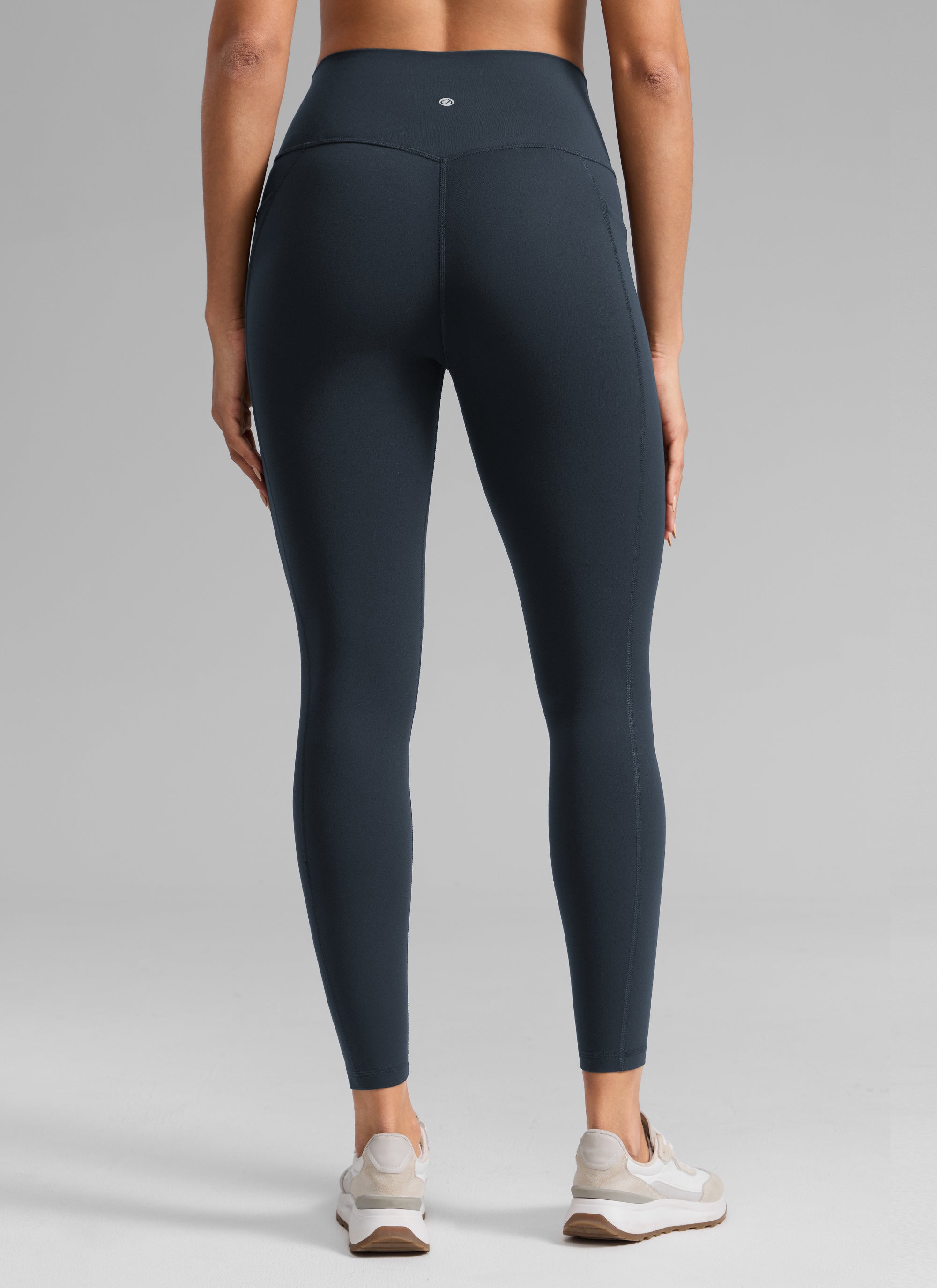 CRZ YOGA: Mallas deportivas de talle alto con bolsillos « Butterlift » para mujer, 25'' True Navy @model_info:Dany
